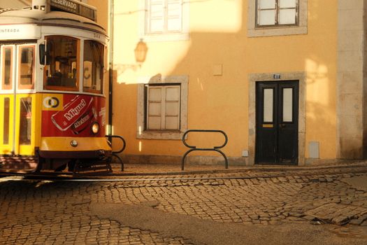 Alfama and fado dinner with a local family — Lisbon