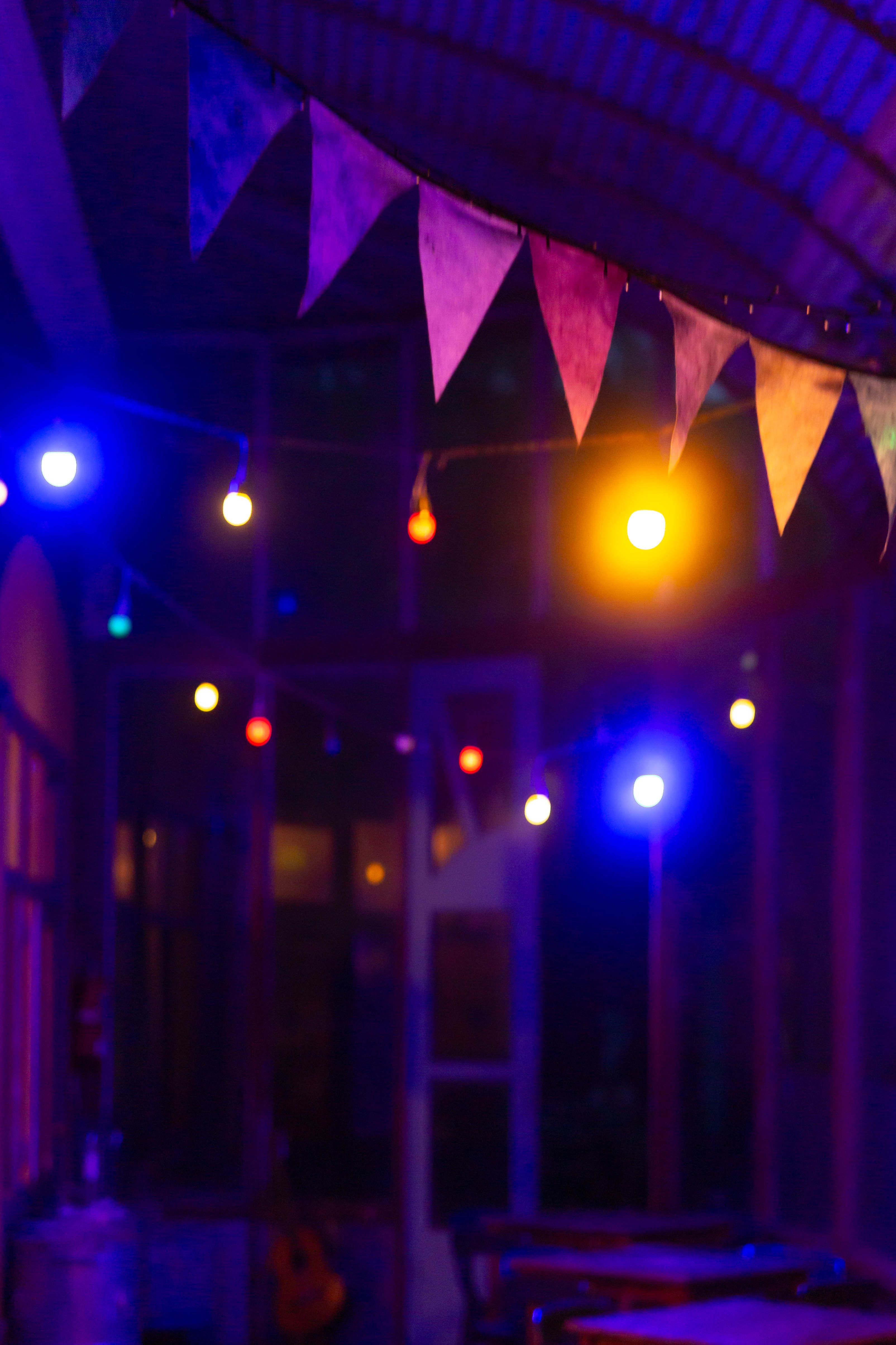 De franc Les llums de corda i les pancartes de colors creen un ambient festiu a l'interior a la nit. Foto d'estoc