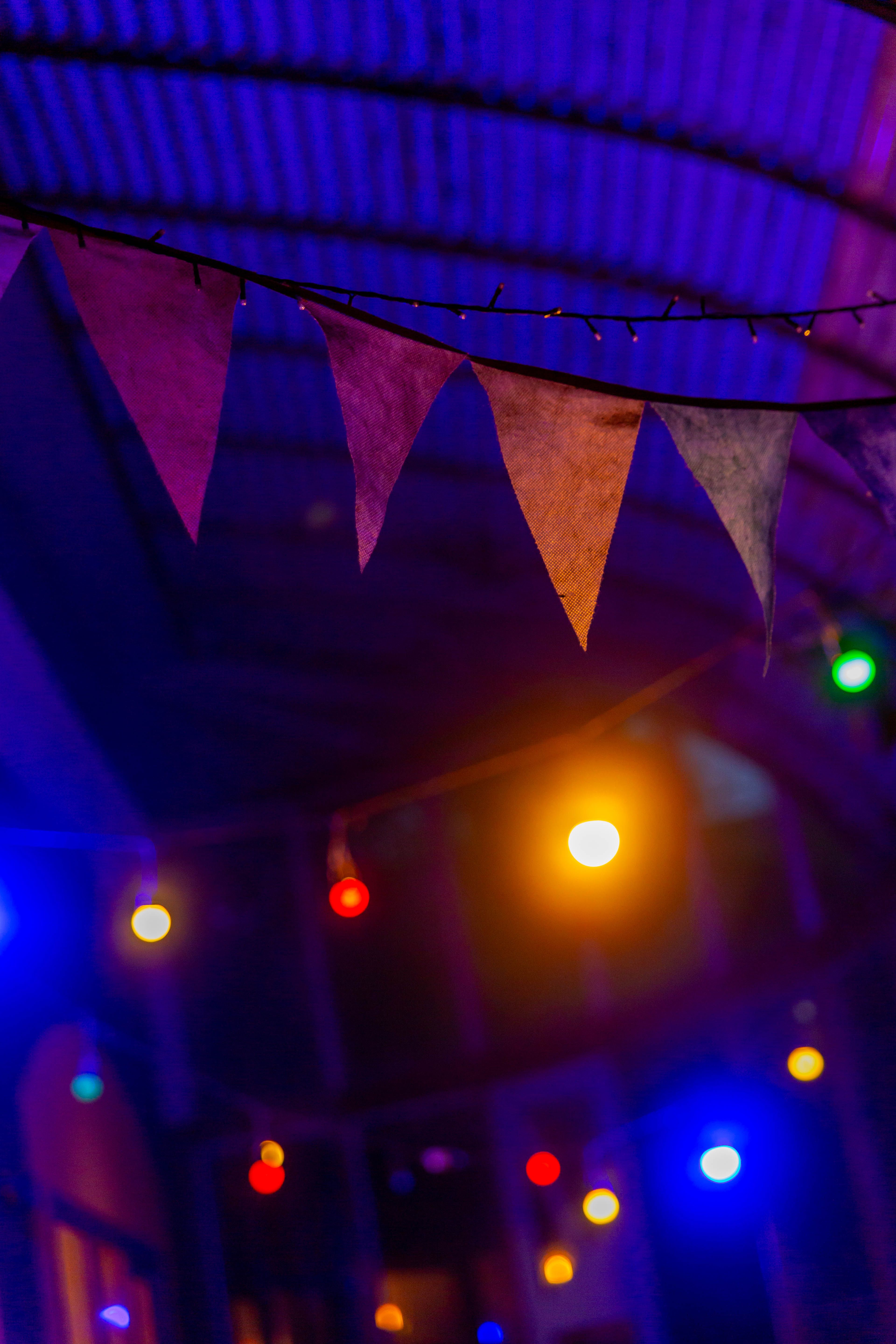 De franc Les banderoles de colors i les llums festives creen una vibrant atmosfera nocturna en aquesta escena de celebració a l'aire lliure. Foto d'estoc