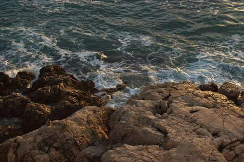Free Captivating view of the rocky coastline and waves in southern France's Provence-Alpes-Côte d'Azur region. Stock Photo