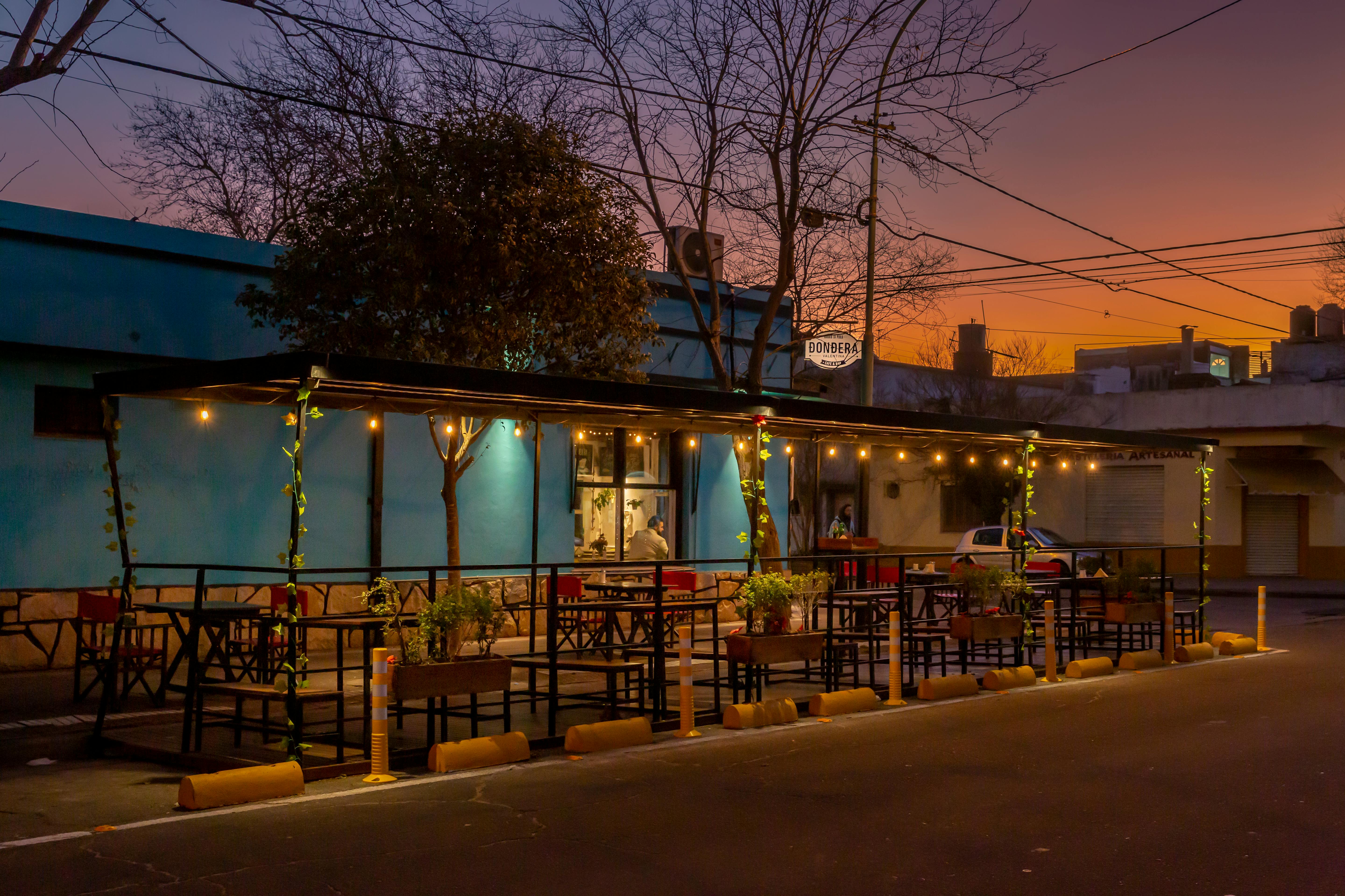 Pergola éclairée la nuit