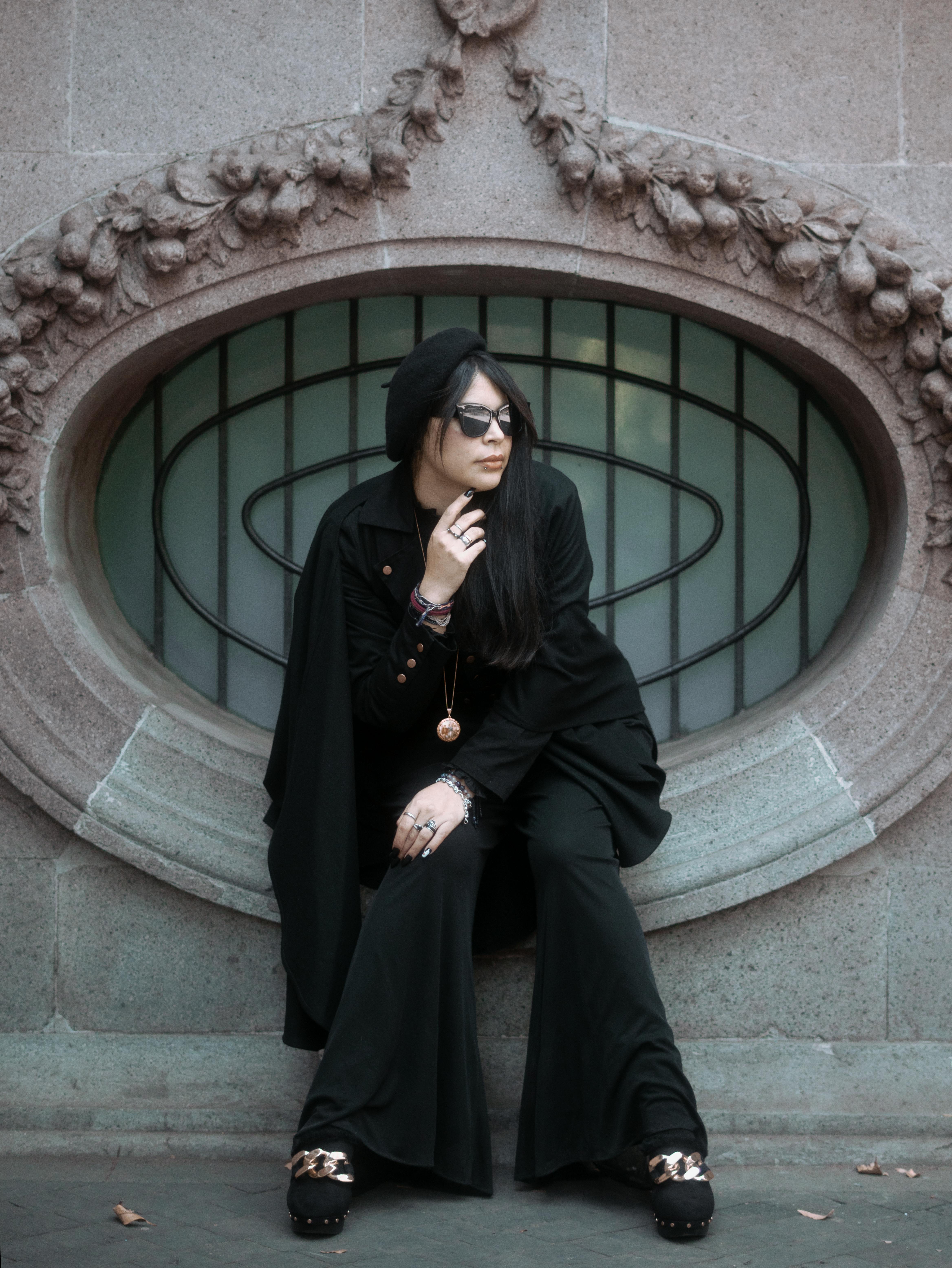 Gratis Donna sofisticata che indossa un elegante abito nero nel quartiere Condesa di Città del Messico. Foto a disposizione