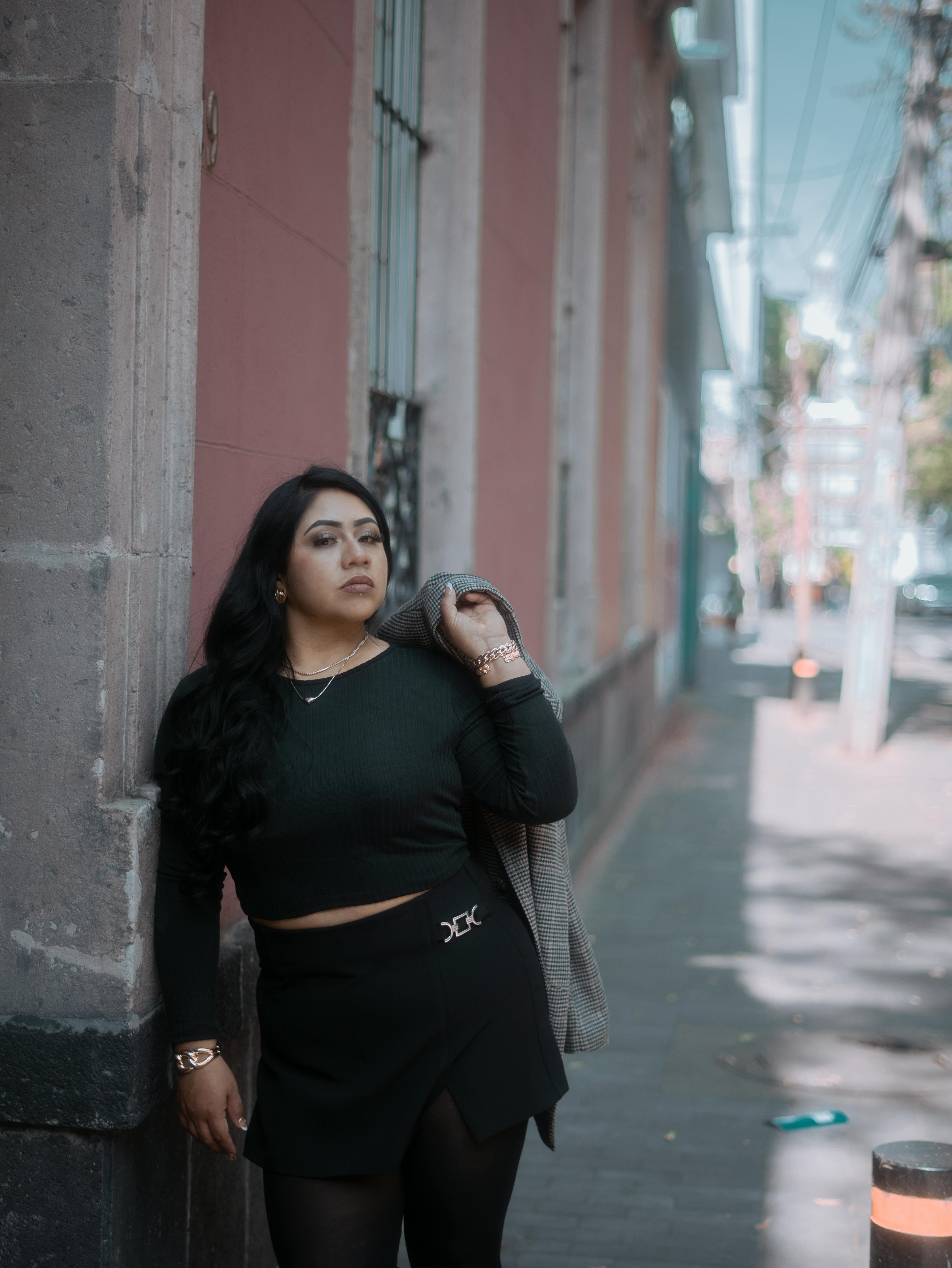 Gratis Una donna alla moda posa in una strada urbana di Città del Messico, trasudando eleganza e sicurezza, sempre all'avanguardia. Foto a disposizione