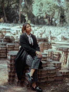 Elegant woman posing in a Mexico City park, exuding fashion chic with a vintage touch.