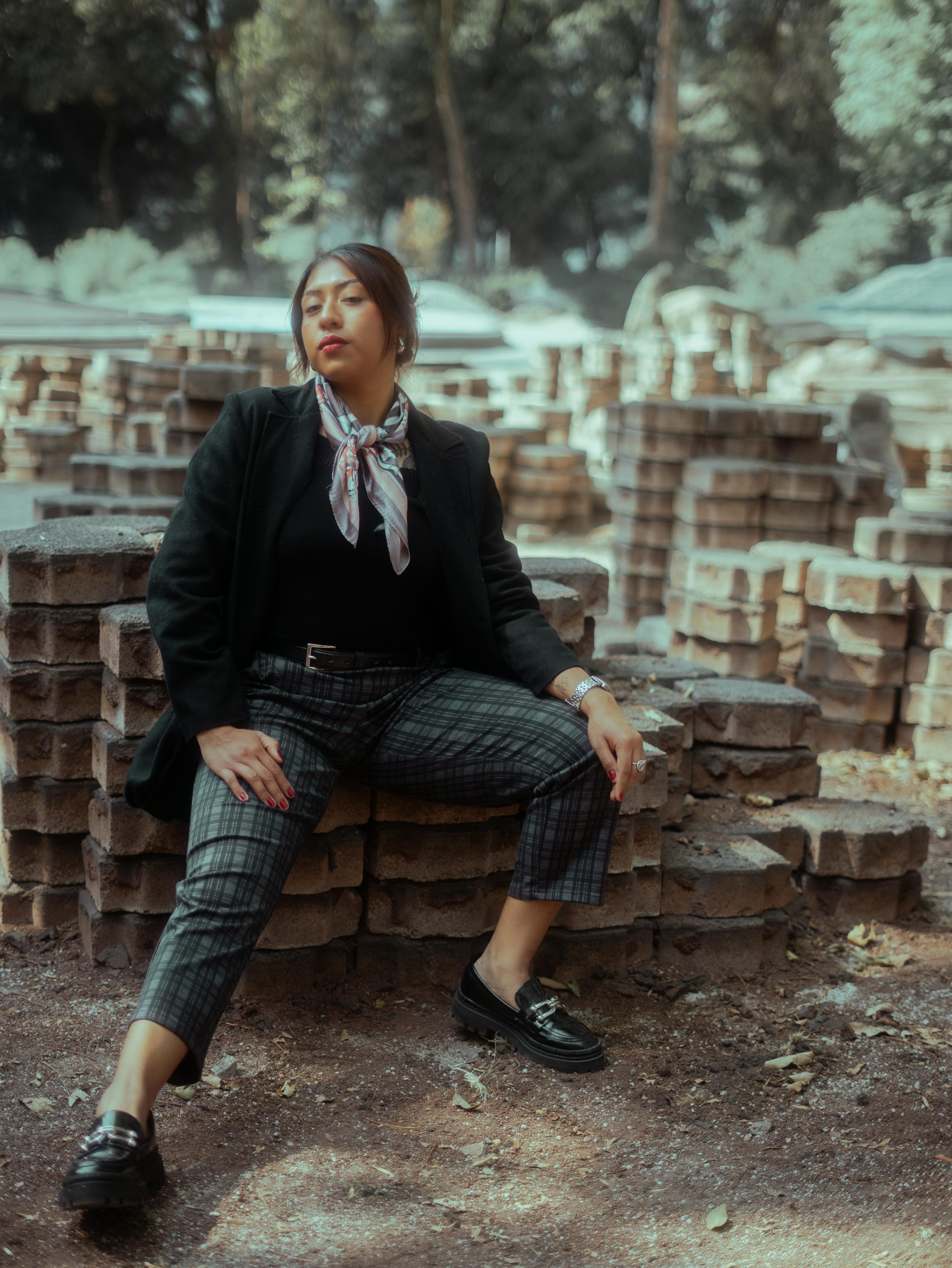 common:alt.prefix Stilfuld kvinde poserer elegant i en park i Mexico City med vintage urban mode. common:alt.postfix