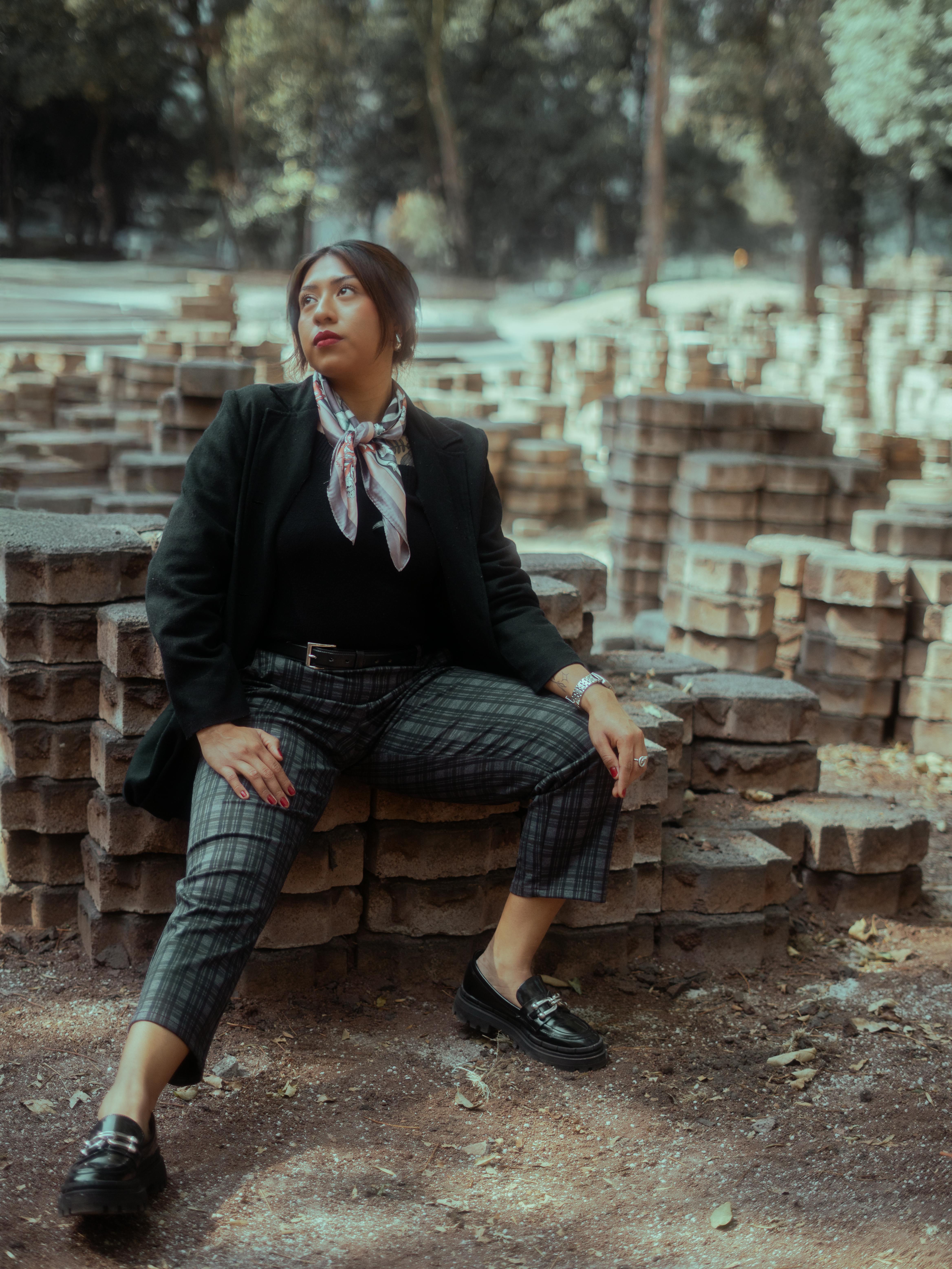 Gratis Mujer elegante con un atuendo elegante posando en un parque de la Ciudad de México, mostrando la moda moderna en un entorno urbano. Foto de stock