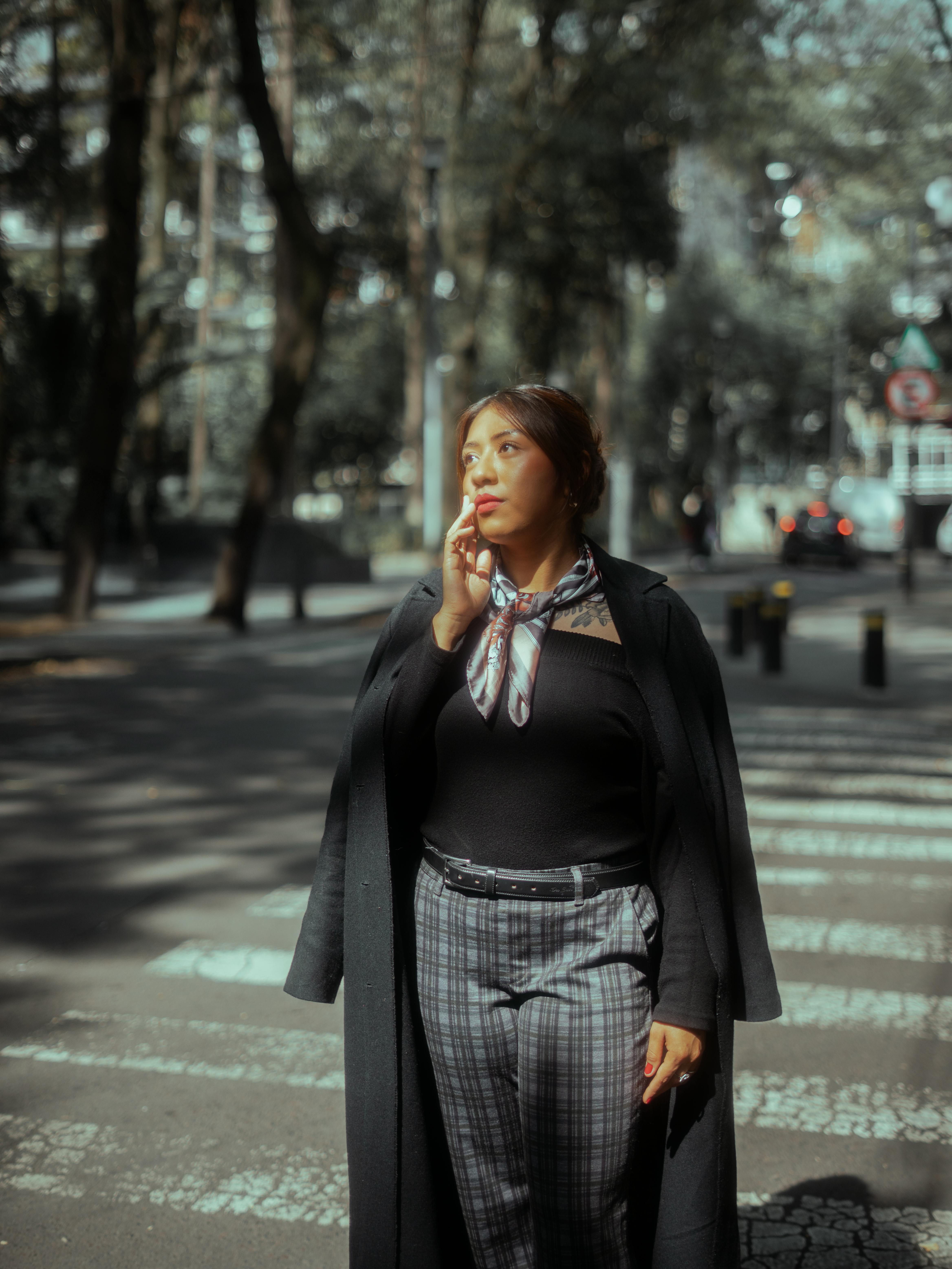 Kostnadsfria Elegant kvinna poserar i en moderiktig outfit på en solig gata i stadsdelen Condesa i Mexico City. Stock foto