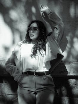 A woman in elegant attire poses confidently outdoors, capturing a classic fashion vibe in Mexico City.