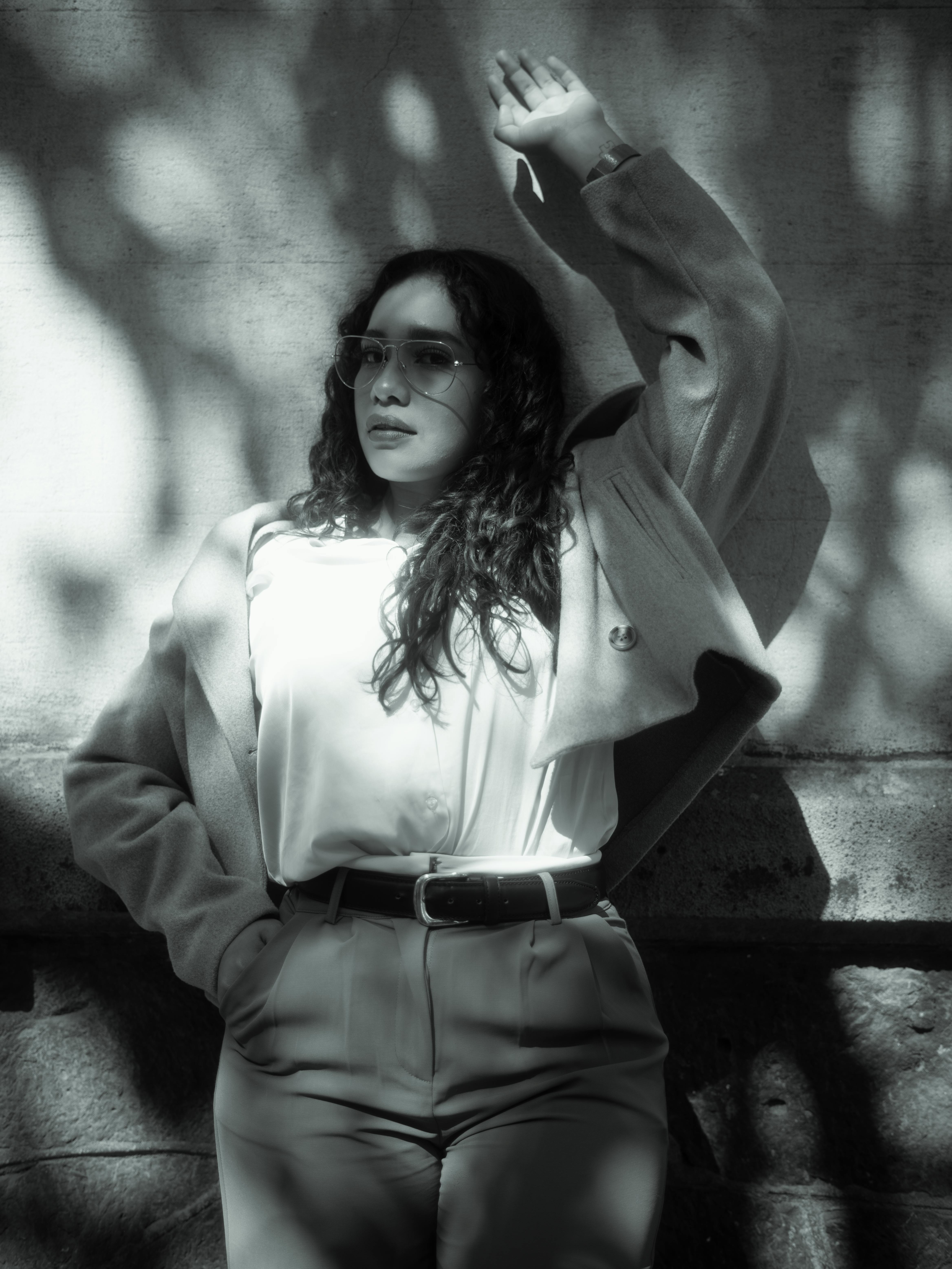 De franc Una dona amb un vestit elegant posa amb confiança a l'aire lliure, capturant un ambient clàssic de moda a la Ciutat de Mèxic. Foto d'estoc