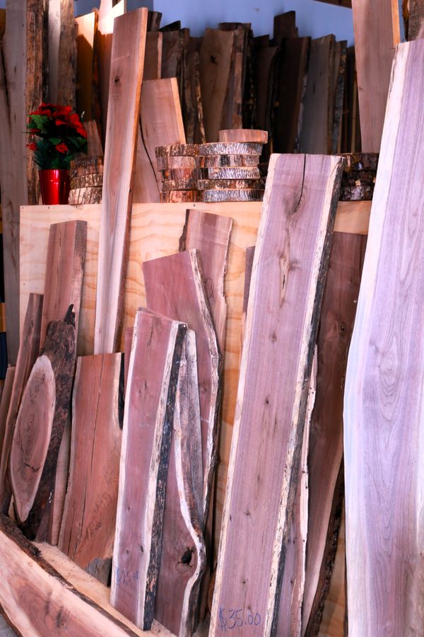 Papan kayu di bengkel kerja