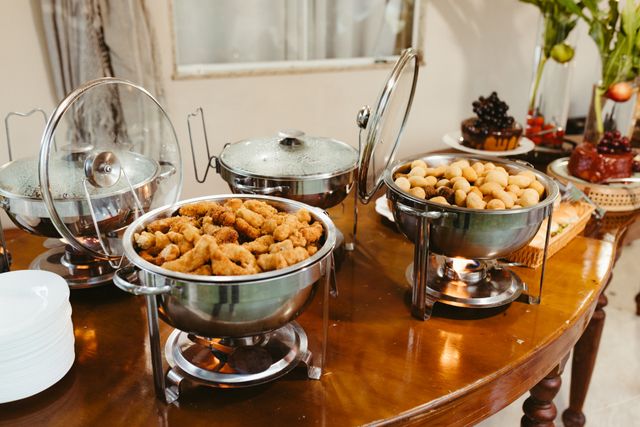 Buffet d'amuse-bouches en chafing dishes pour un événement de traiteur en Charente