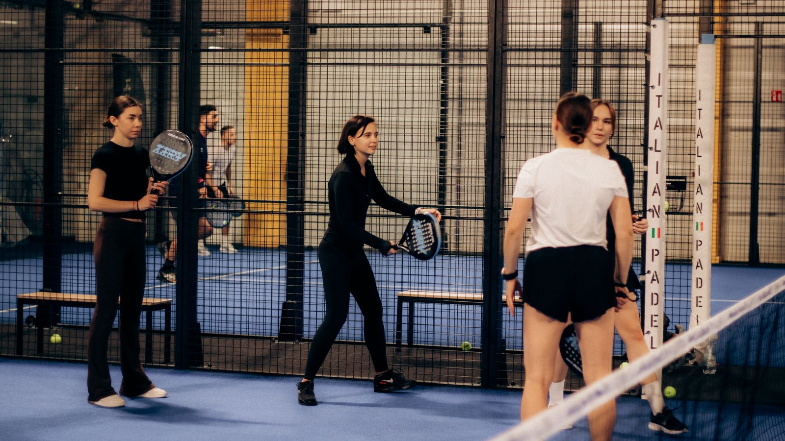 Jogo de padel num campo coberto.