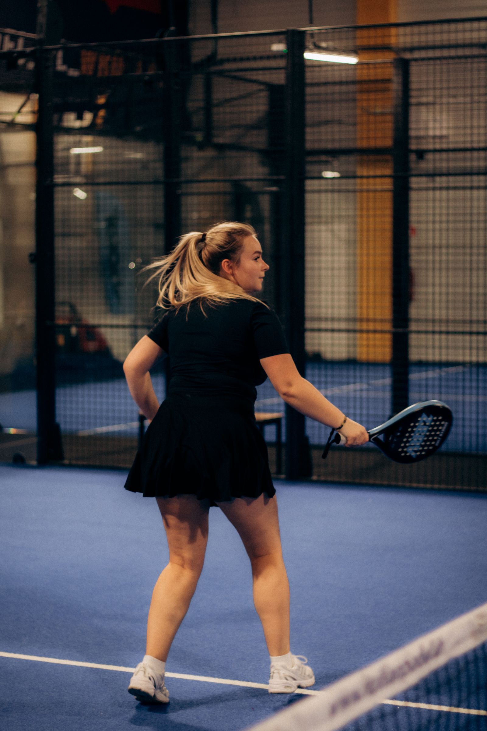 Gevel van het moderne padelclubgebouw