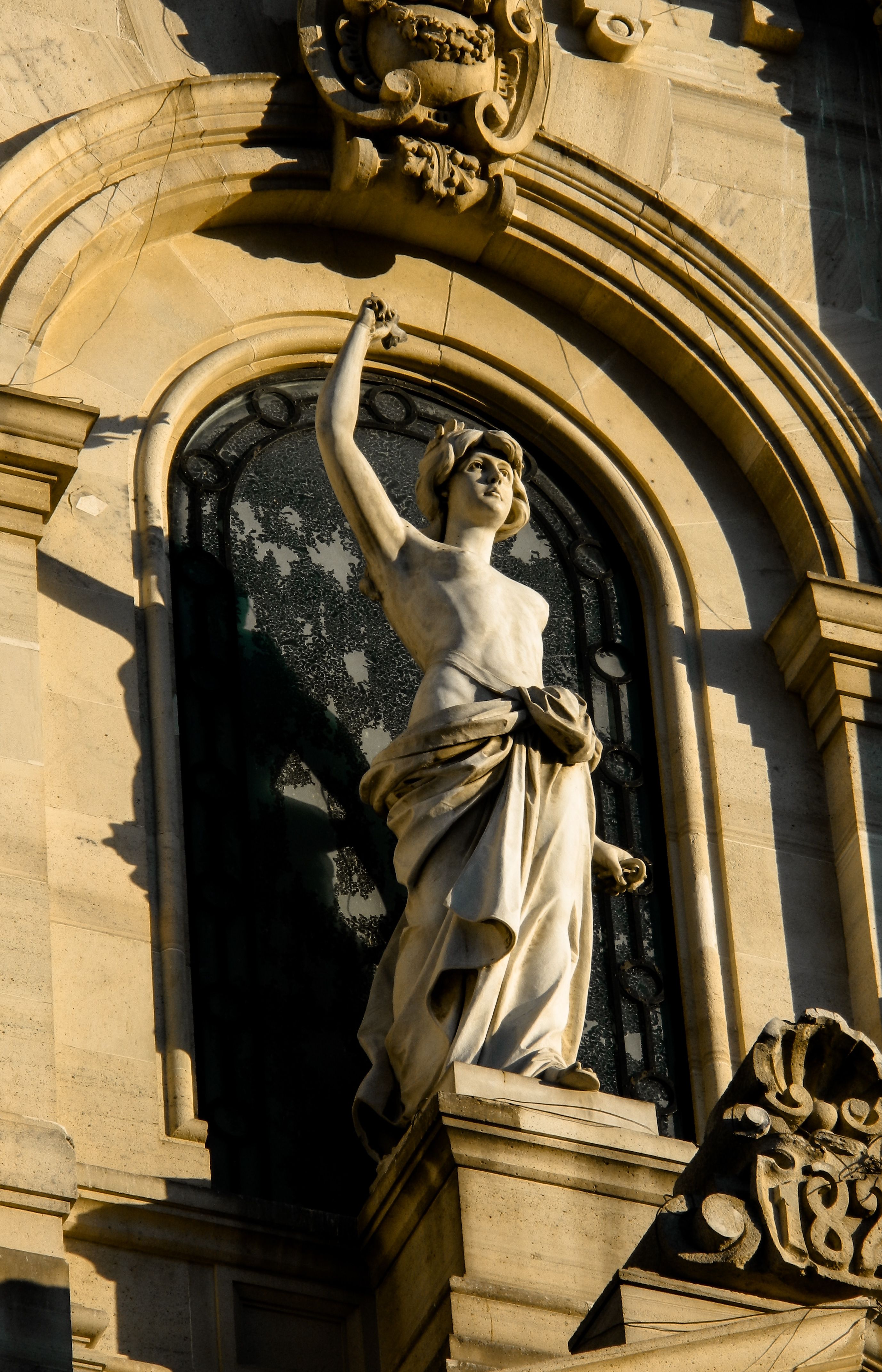 Elegant Stone Statue on Historical Architecture · Free Stock Photo