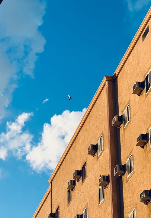 Free A minimalist building with air conditioners under a blue sky in Makkah, Saudi Arabia. Stock Photo
