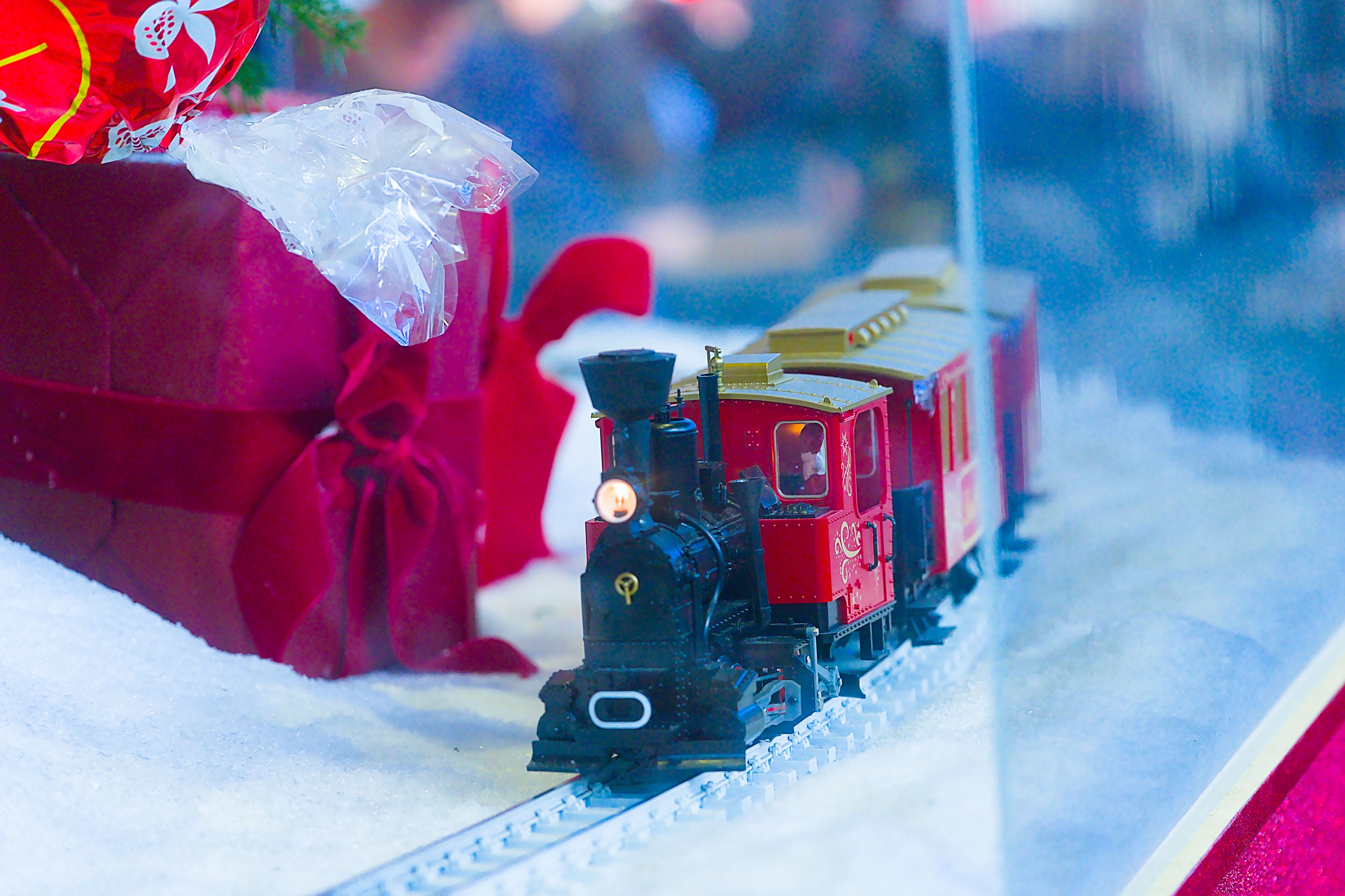 Train miniature sur des rails éclairés