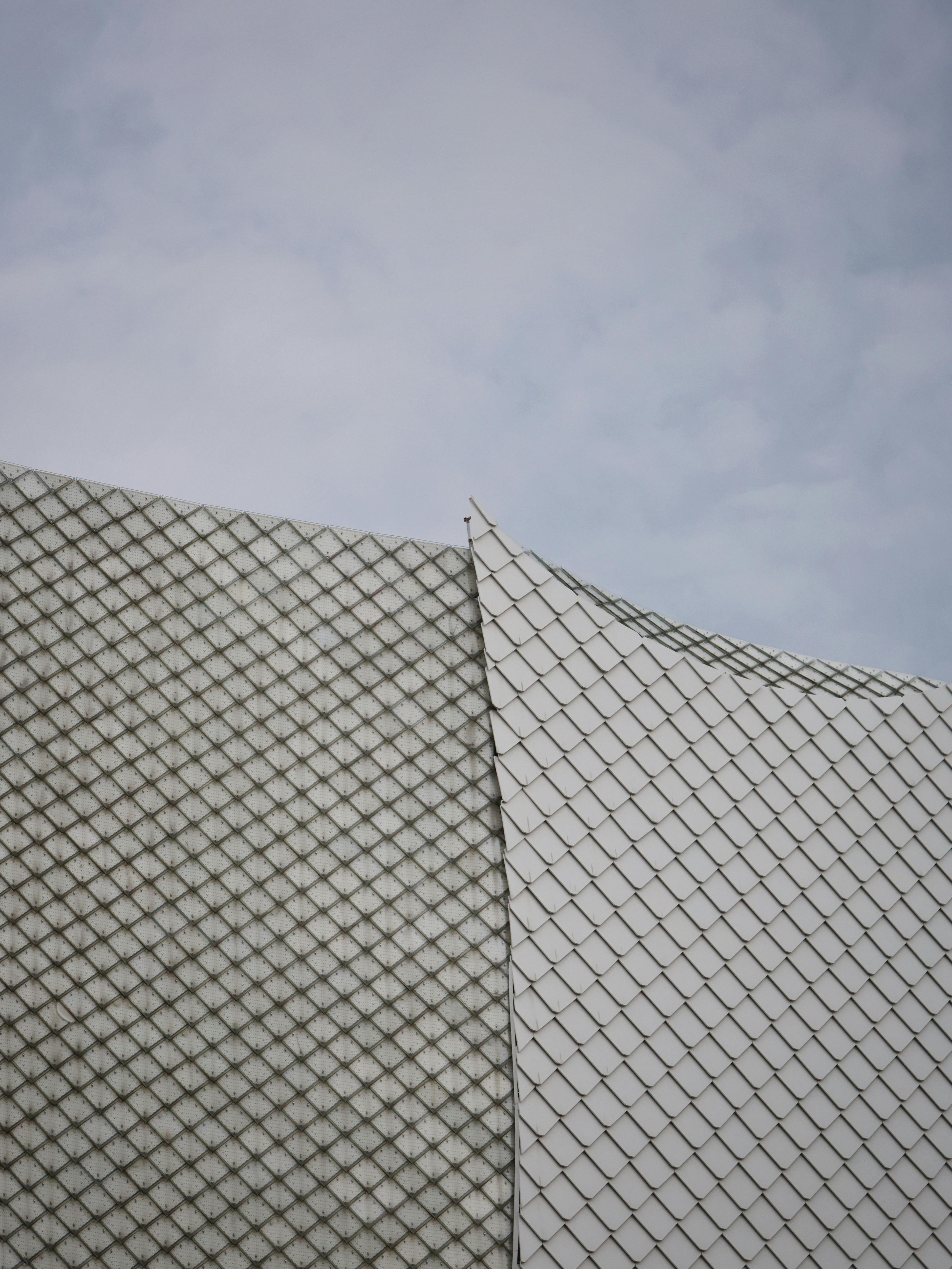 免费 马来西亚马六甲一座现代建筑屋顶的特写，屋顶上铺着瓦片。 素材图片