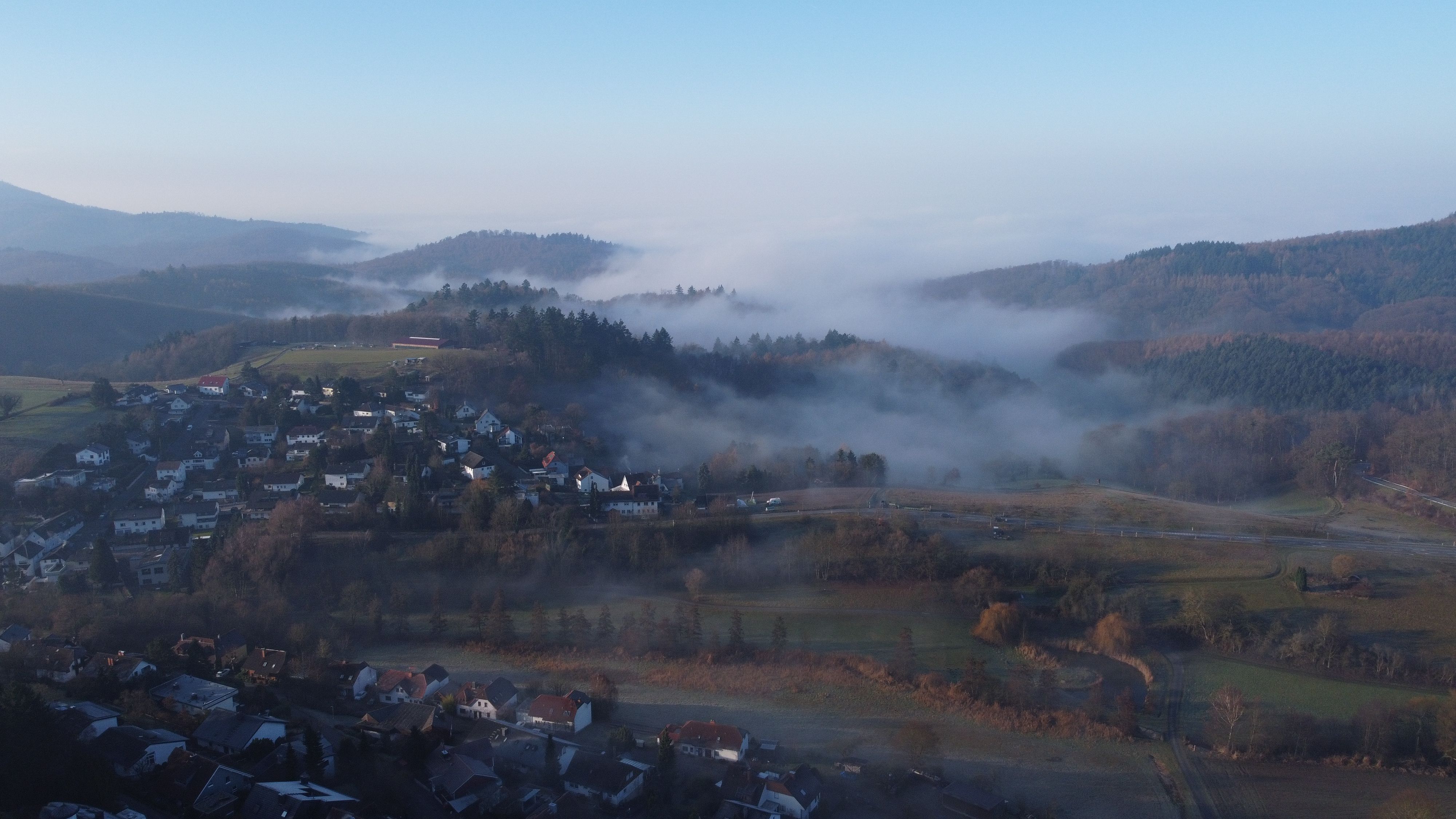Naturlandschaft im Pfälzerwald mit bewaldeten Hügeln als Ausflugsziel