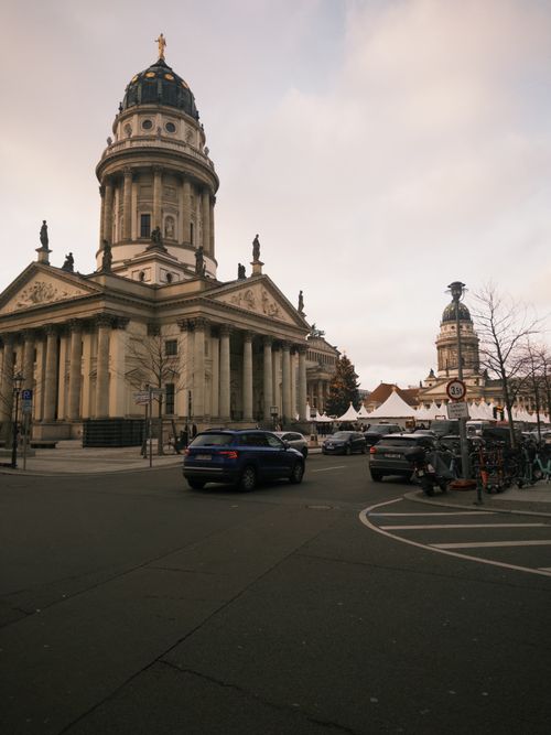 Free Captivating view of historical German cathedral and city life in Berlin. Stock Photo