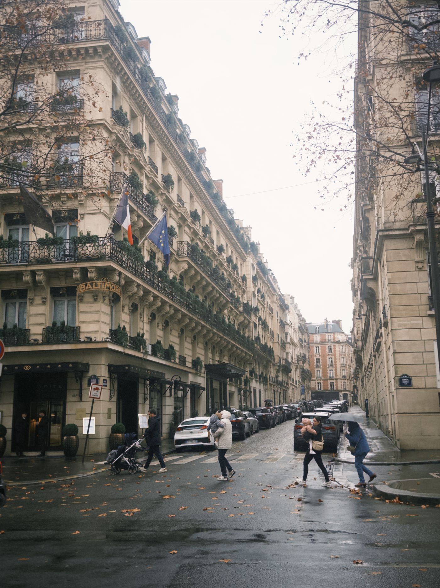 Piétons traversant une rue parisienne un jour d'hiver