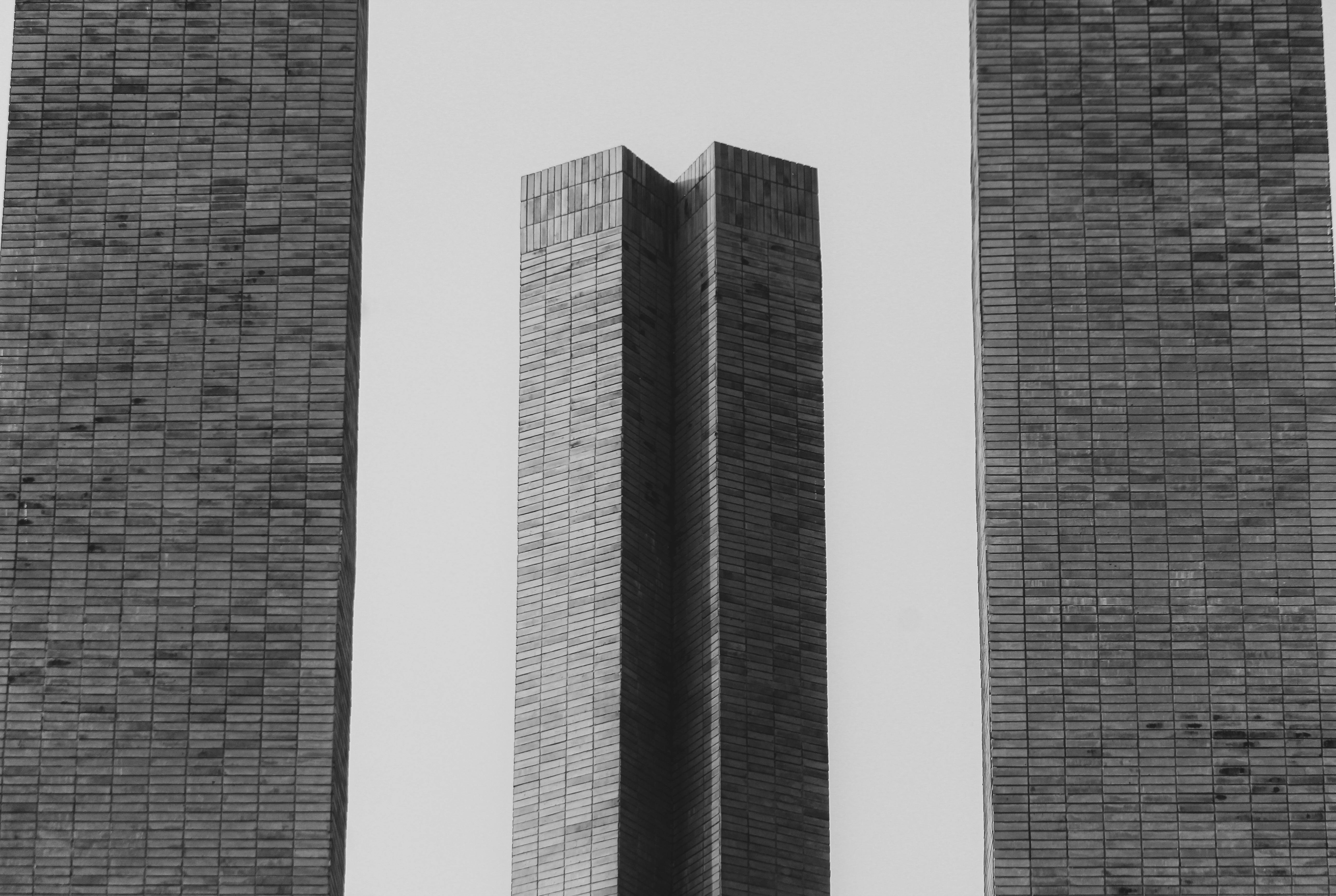 Gratis Una impactante imagen en blanco y negro de una arquitectura de edificio simétrico con un diseño minimalista. Foto de stock