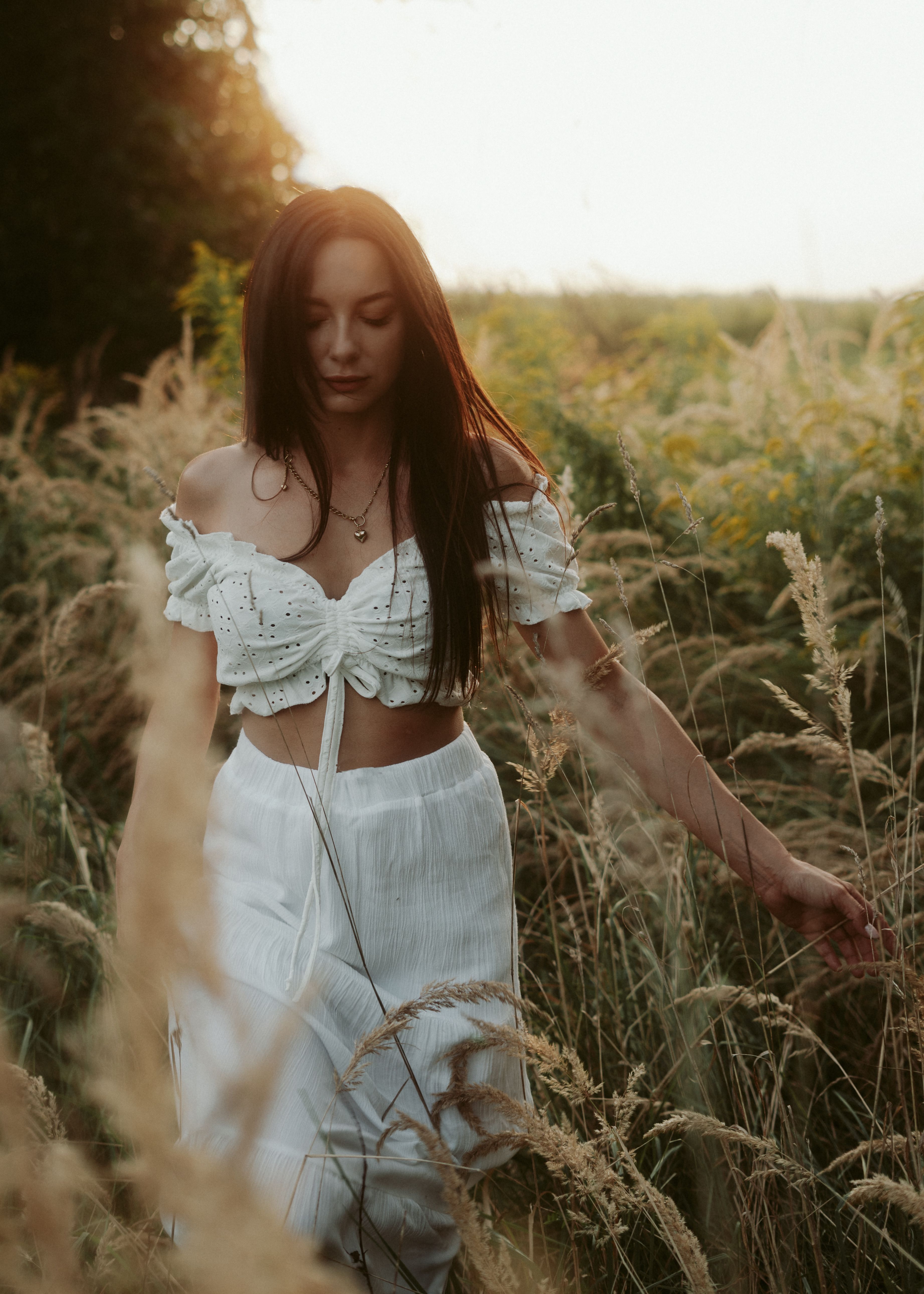 Dreamy Sunset Portrait of Woman in Field · Free Stock Photo