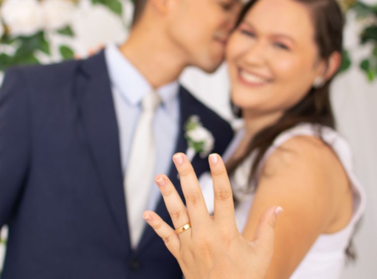 Online dating: starting a conversation on a niche platform