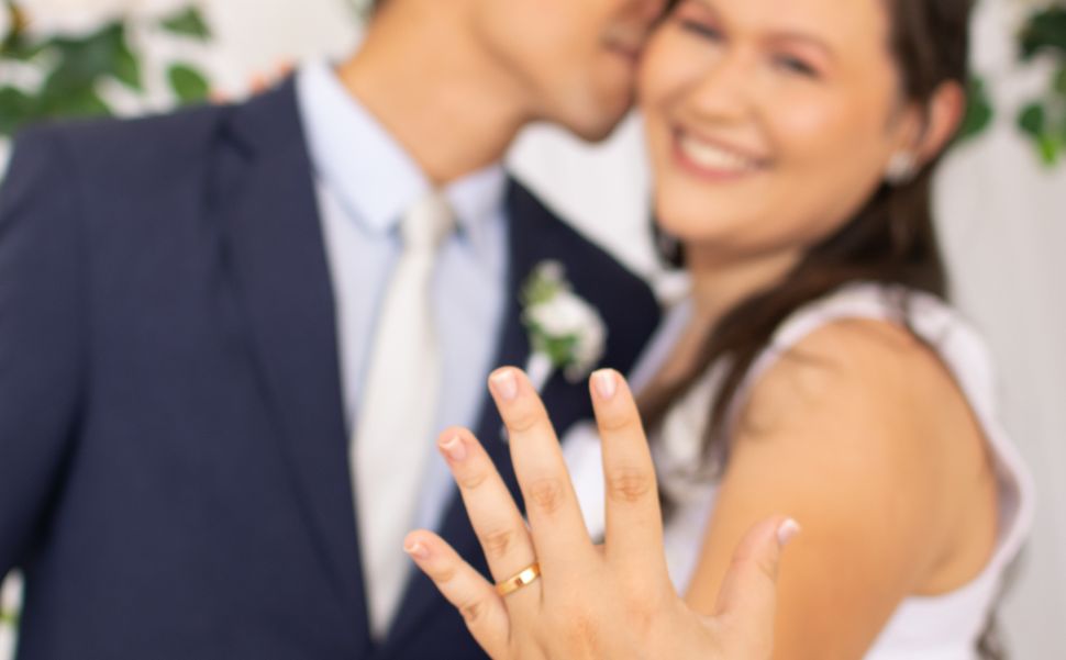 Online dating: starting a conversation on a niche platform