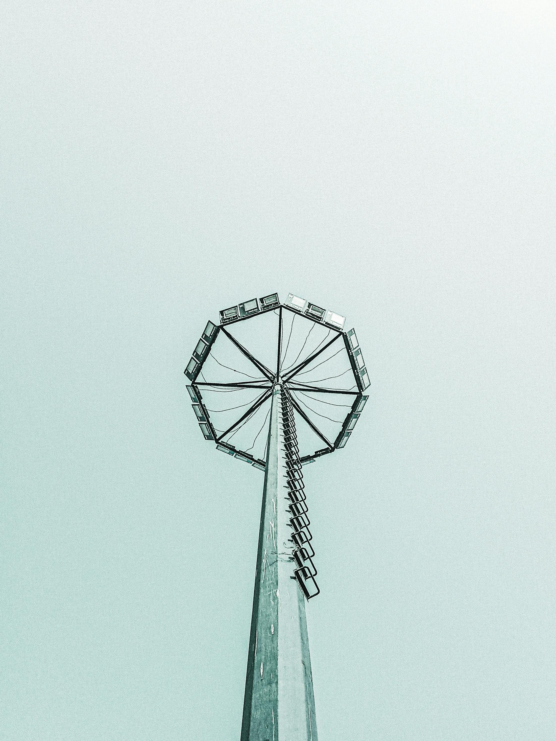 grátis Uma torre aérea solitária fotografada de baixo, com um céu minimalista ao fundo. Foto profissional