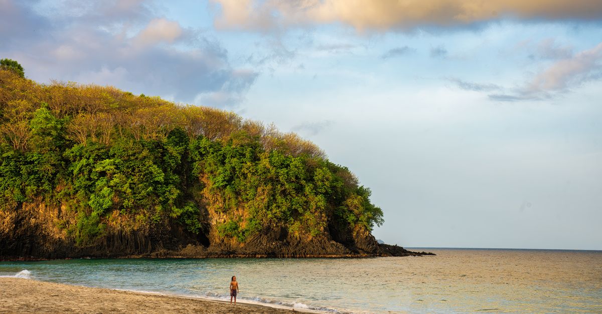 Viajera usando una eSIM frente a los Pitons en Santa Lucía