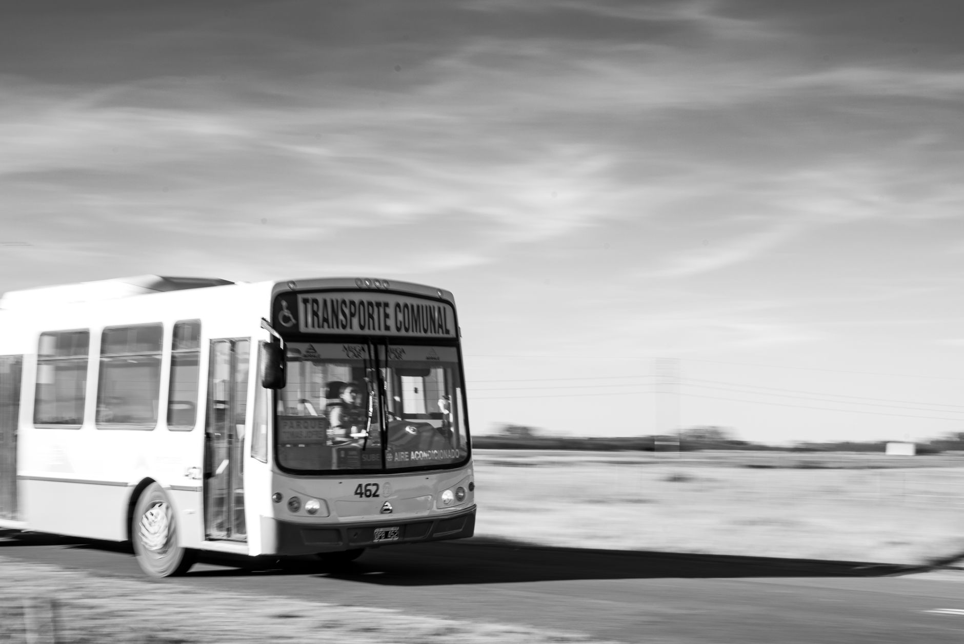Ônibus Atropela Motorista e Invade Área de Embarque no Terminal Jardim Ângela, SP