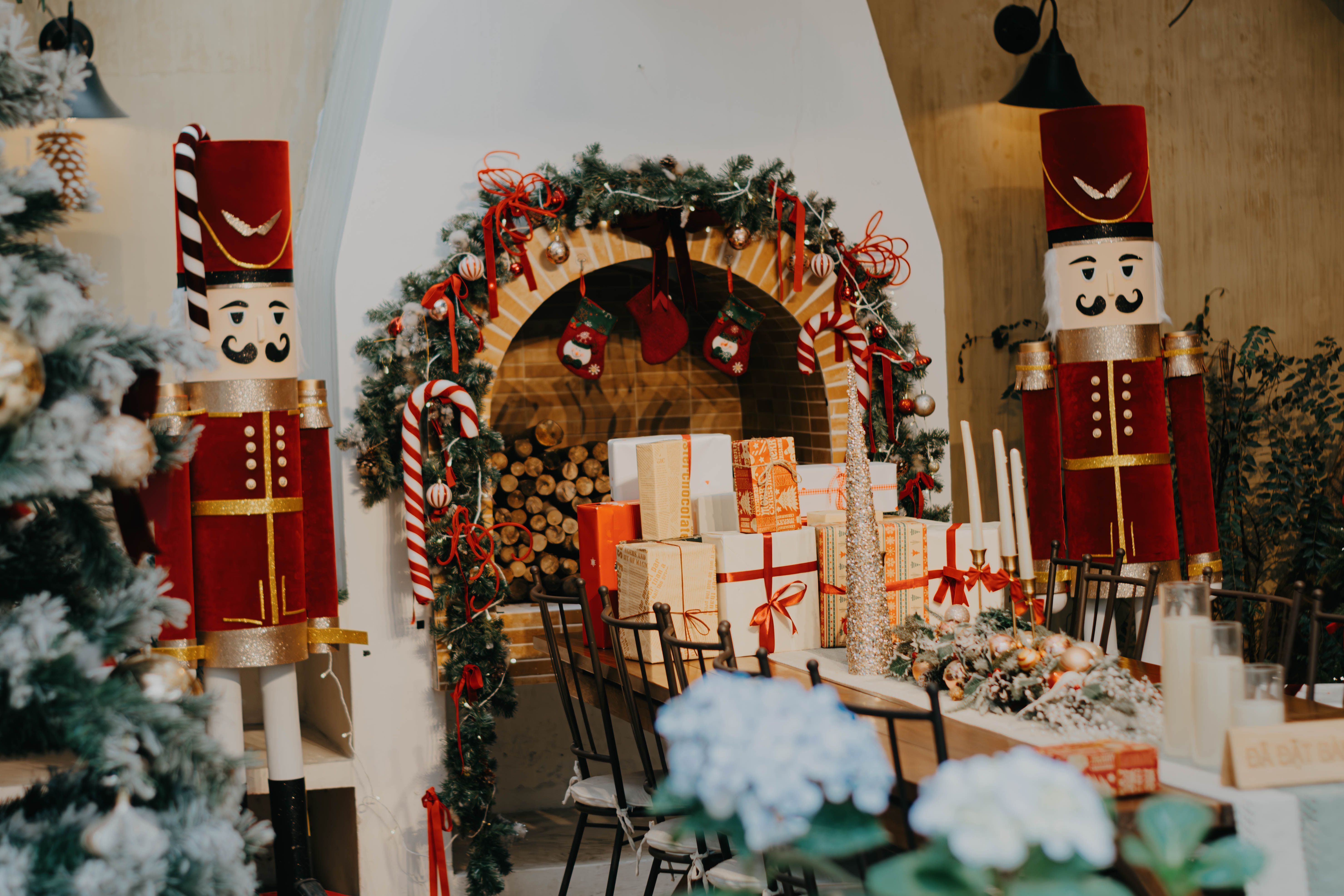 Gezellige kersttafel in noordelijke ruimte.