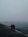 冬天，一对夫妇在圣彼得堡多雪的涅瓦河边散步，欣赏风景