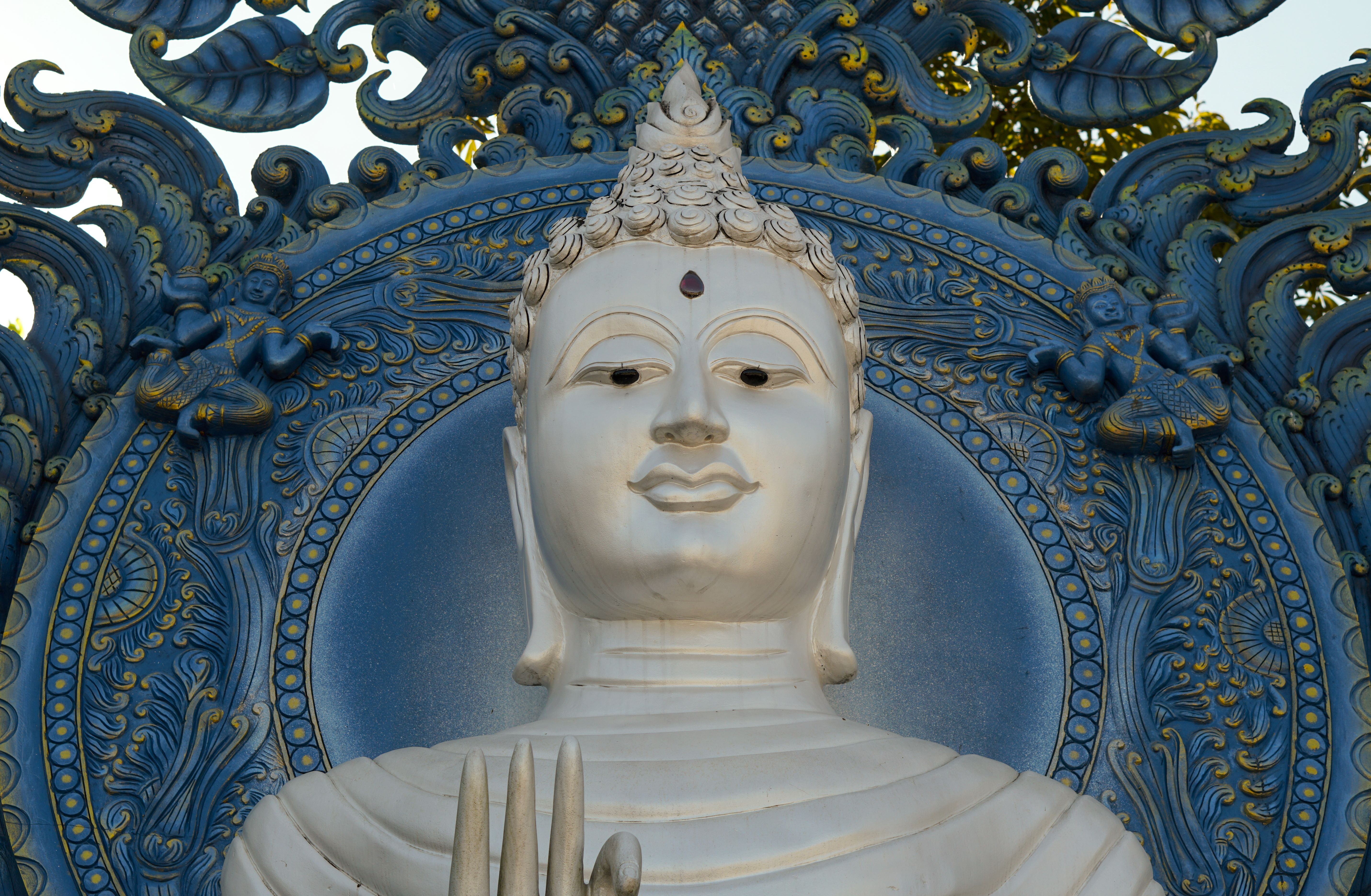 Estátua Ornamentada De Buda Azul No Wat Rong Suea Ten · Foto ...