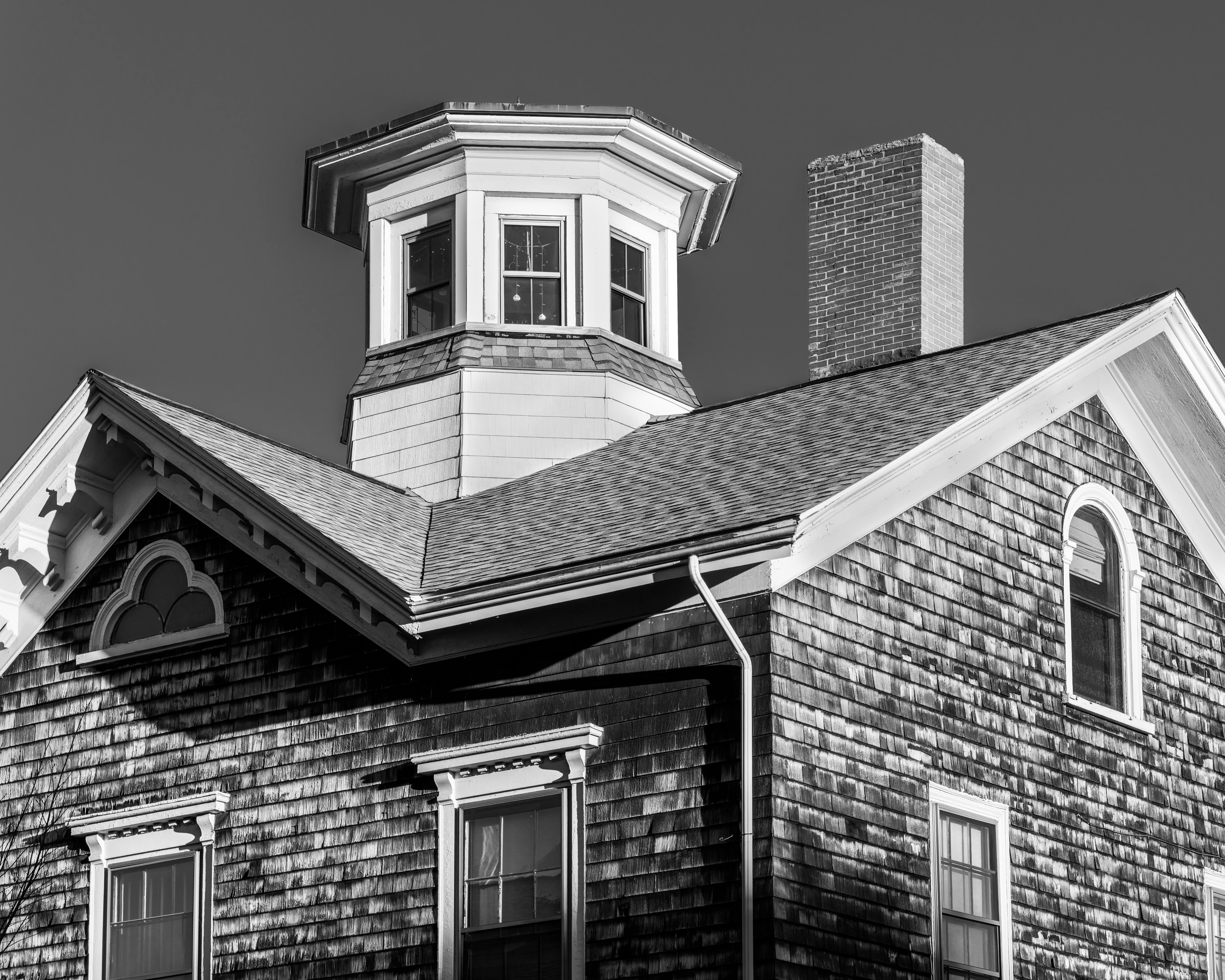 grátis Fotografia em preto e branco de uma obra de arquitetura histórica em Somerville, destacando uma cúpula octogonal característica. Foto profissional