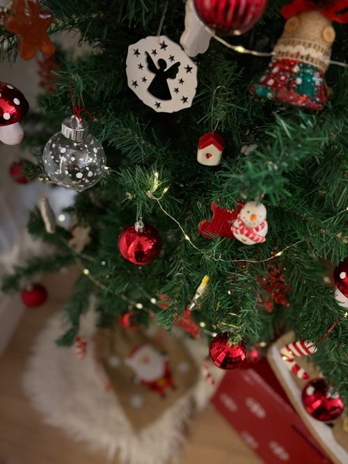 Free Beautifully decorated Christmas tree with red ornaments and gifts underneath, capturing holiday spirit. Stock Photo