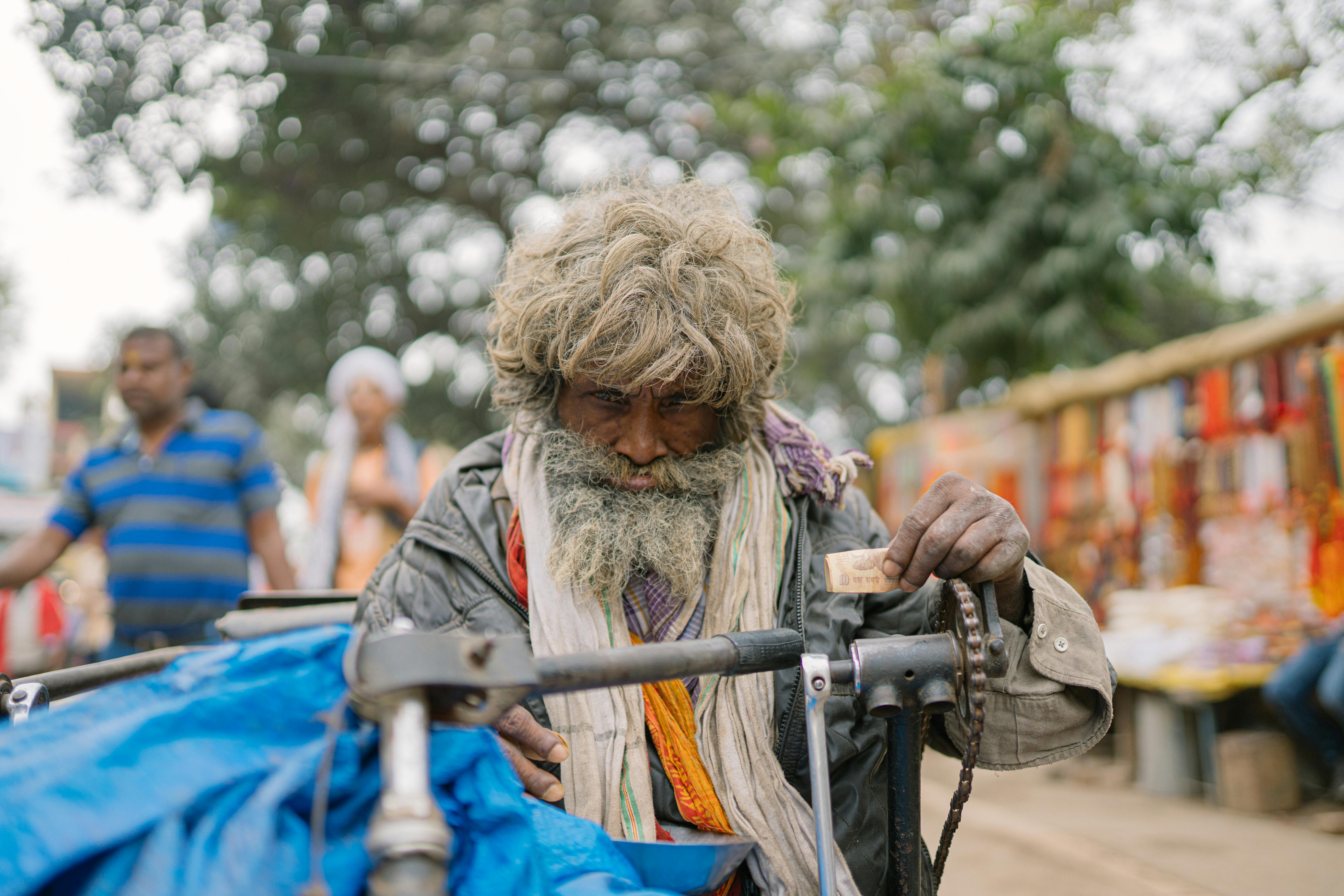 Kostenlos Offenes Porträt eines älteren Mannes auf den Straßen von Varanasi, das den Alltag einfängt. Stock-Foto