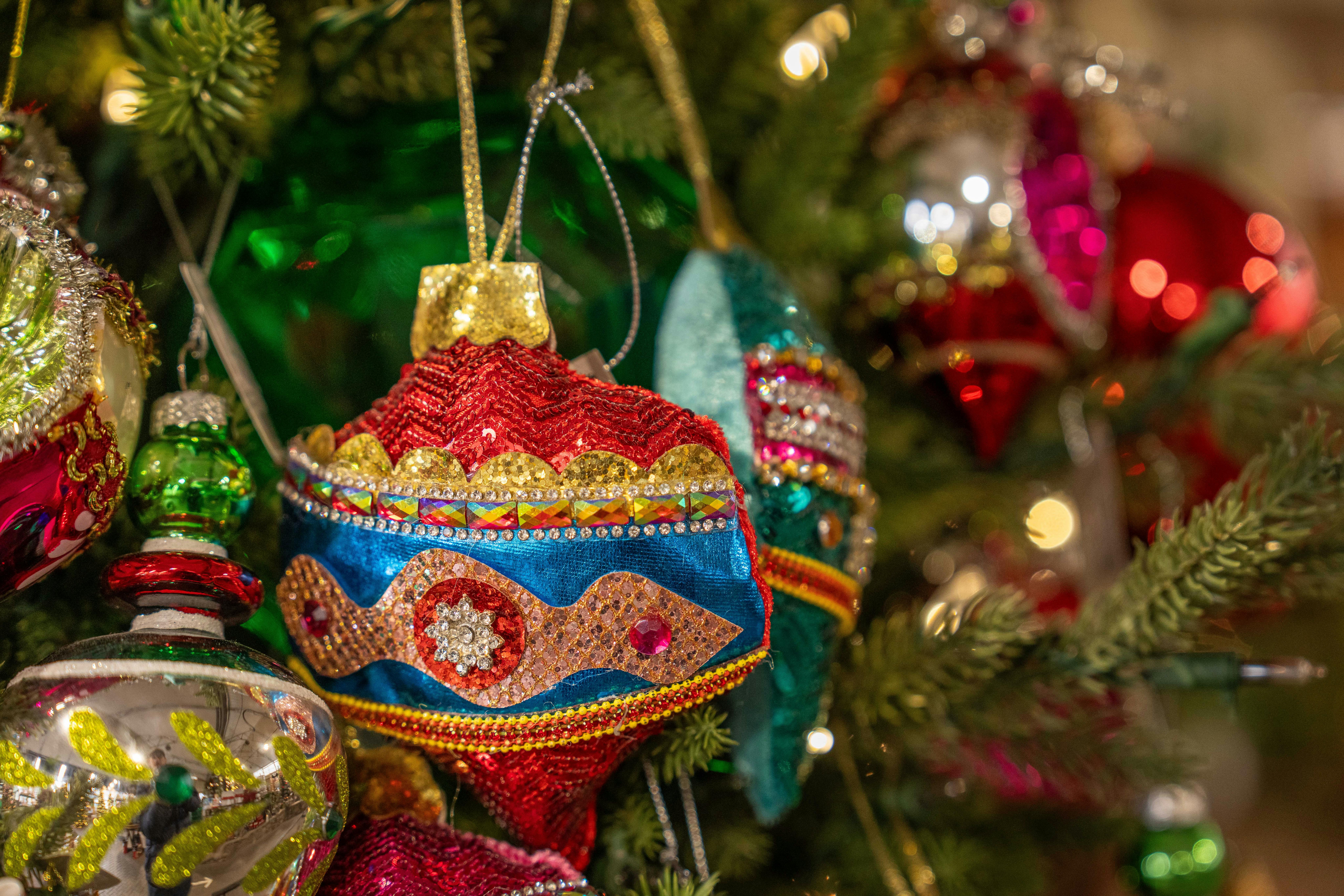 These Christmas Songs Most Likely to Tank Productivity at Work, Study Finds — Photo by Mark Stebnicki on Pexels