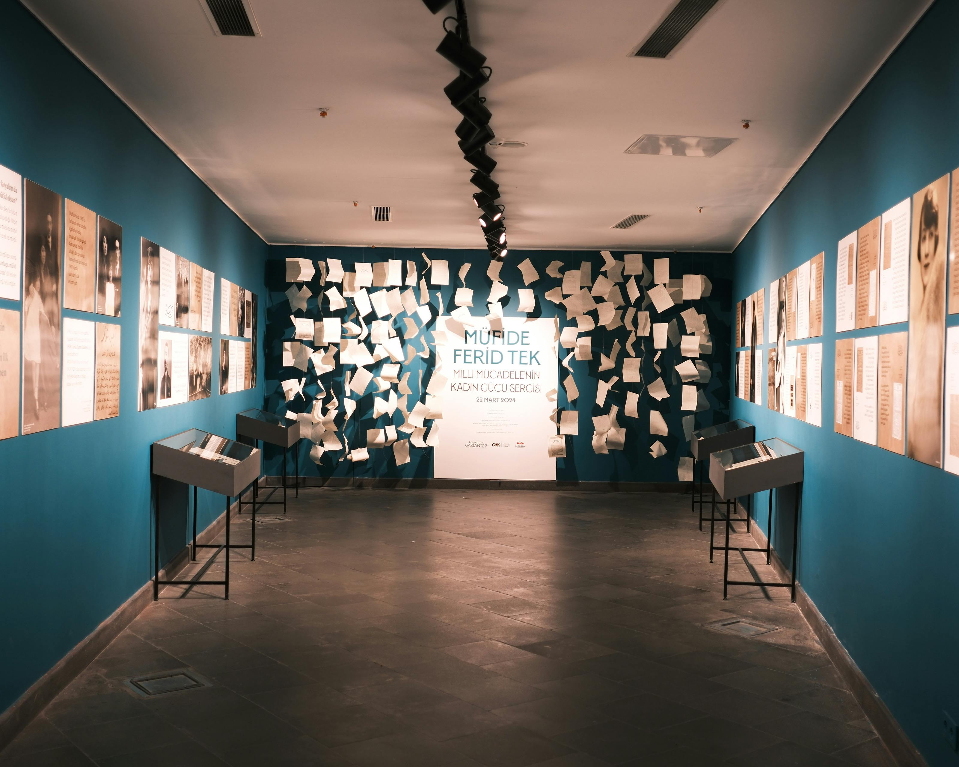 Detail einer montierten LED-Lichtleiste im Kleiderschrank mit Aluprofil