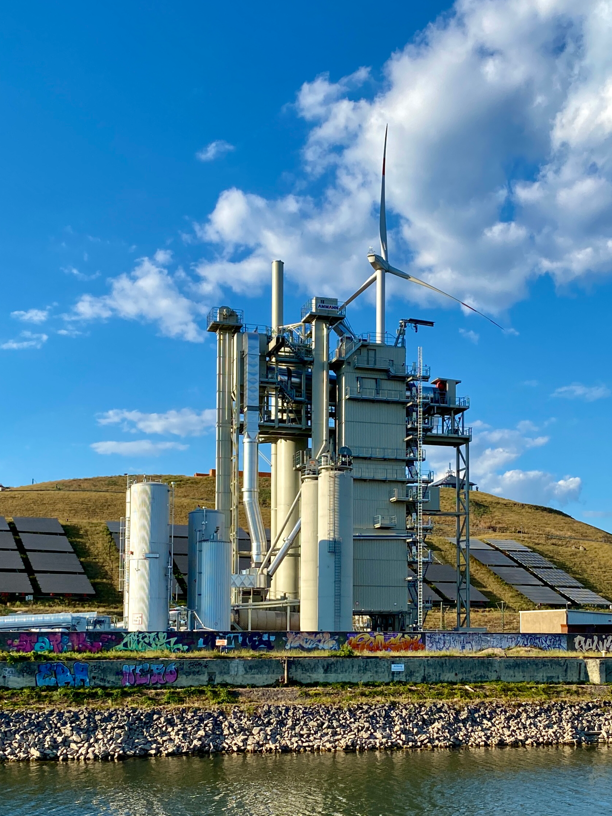 Central Industrial con Aerogenerador y Paneles Solares · Foto de stock ...