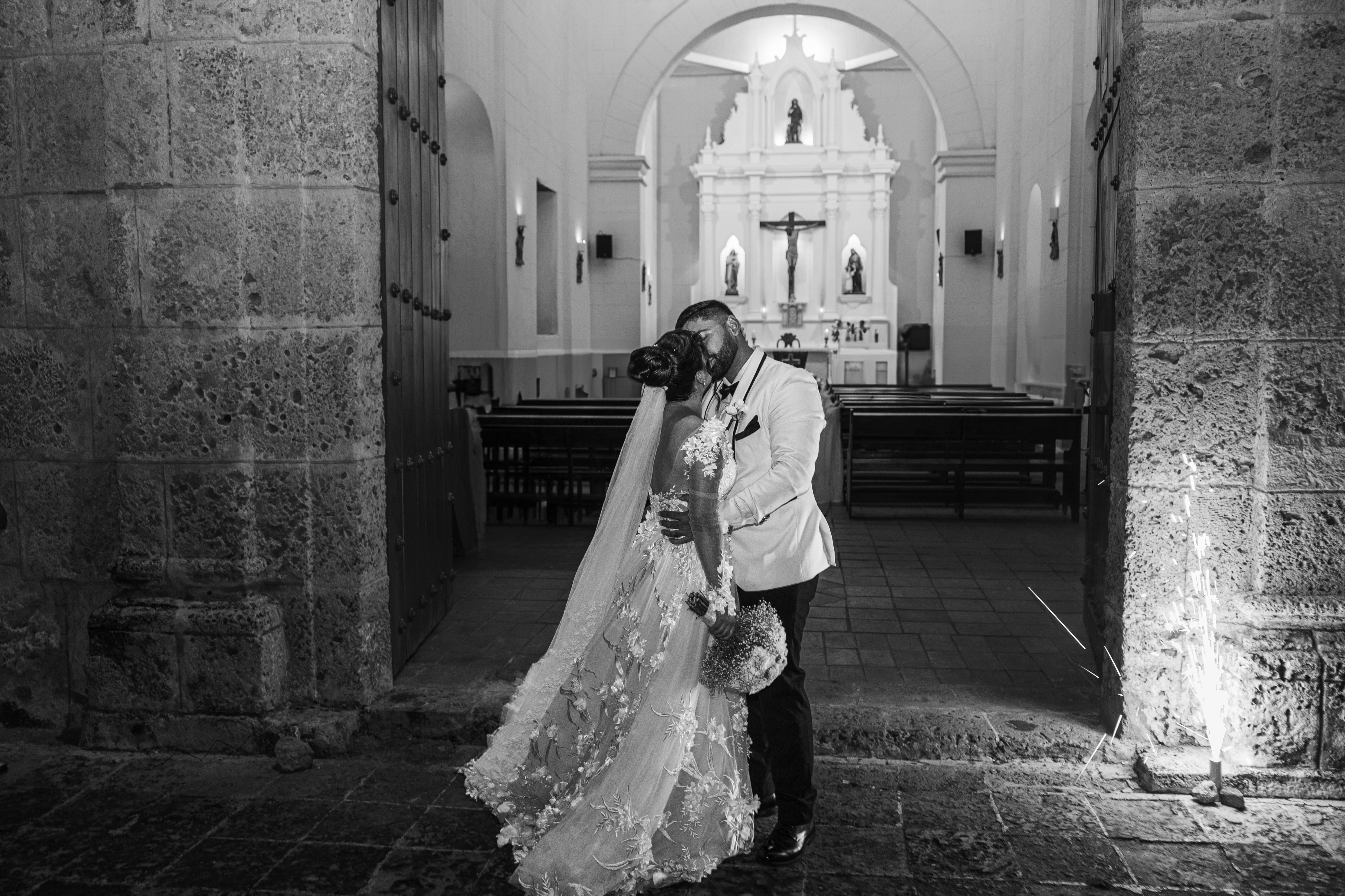 Detalle cinturón negro vestido novia blanco elegante