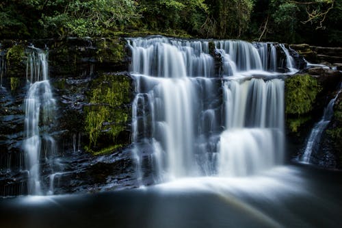 Photos gratuites de balises brecon, cascade, falaise