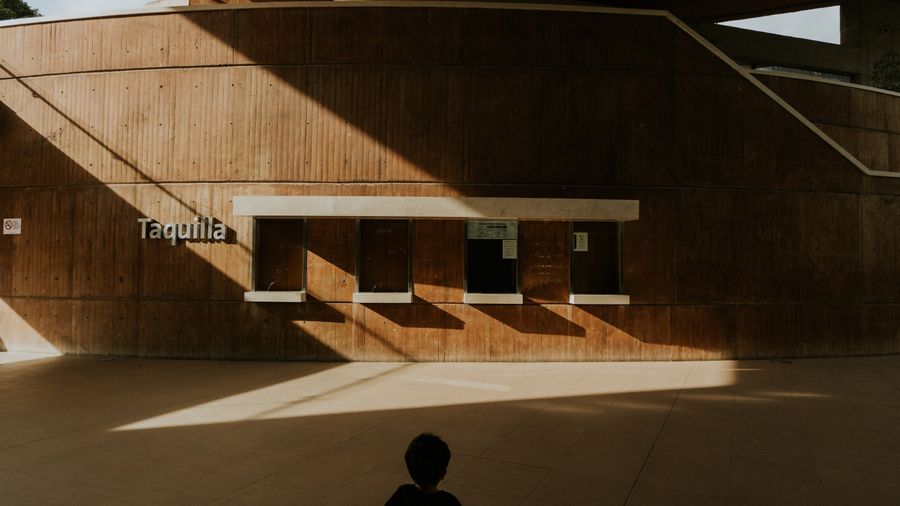 Kiosco moderno con fachada en madera y luz natural
