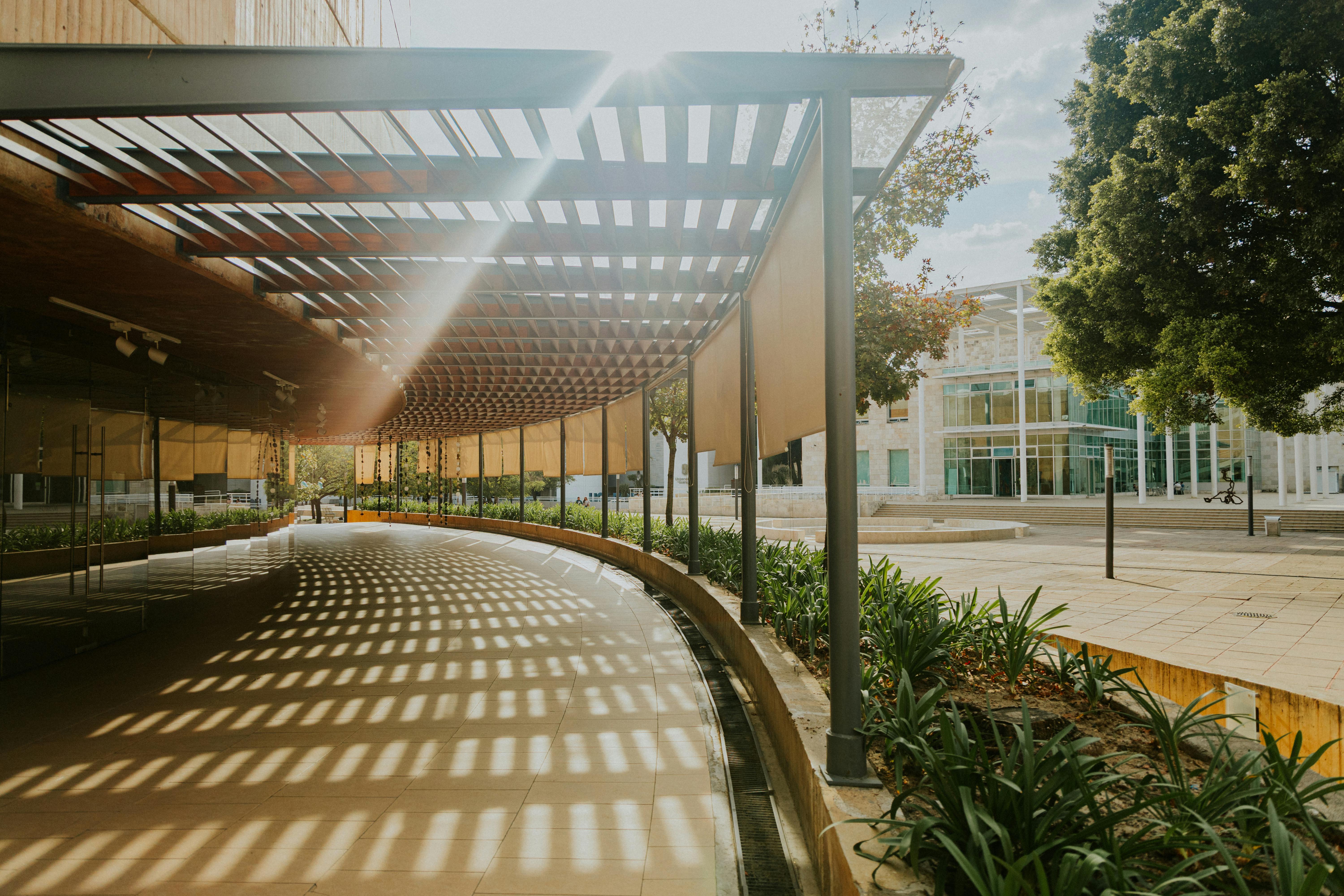 Pergola bioclimatique moderne sur terrasse