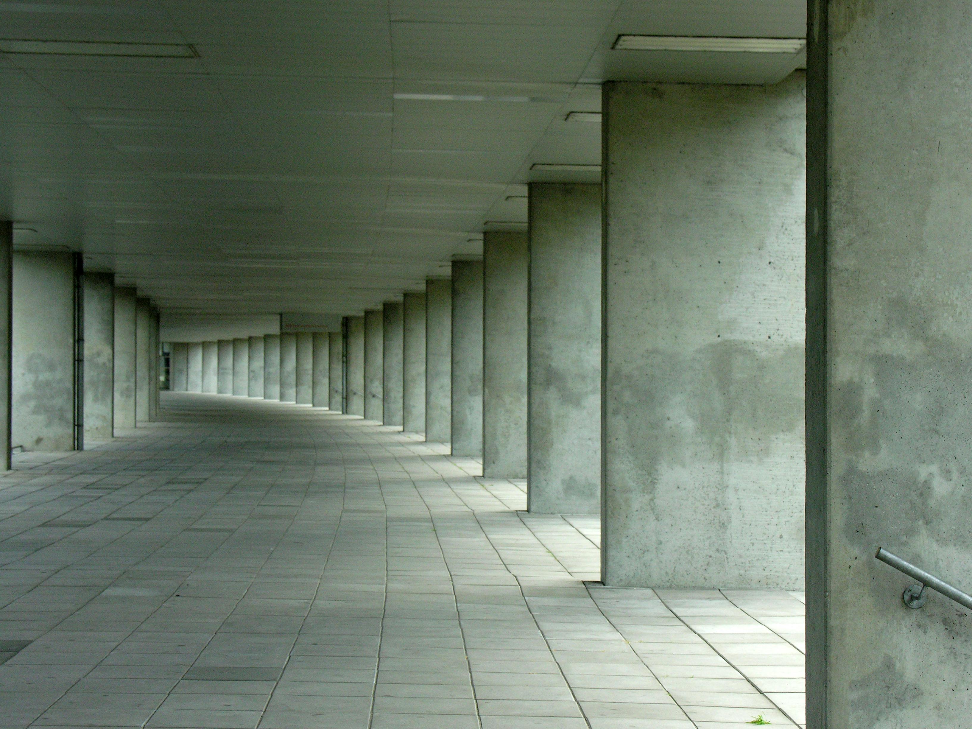 Détail architecture béton et lignes géométriques