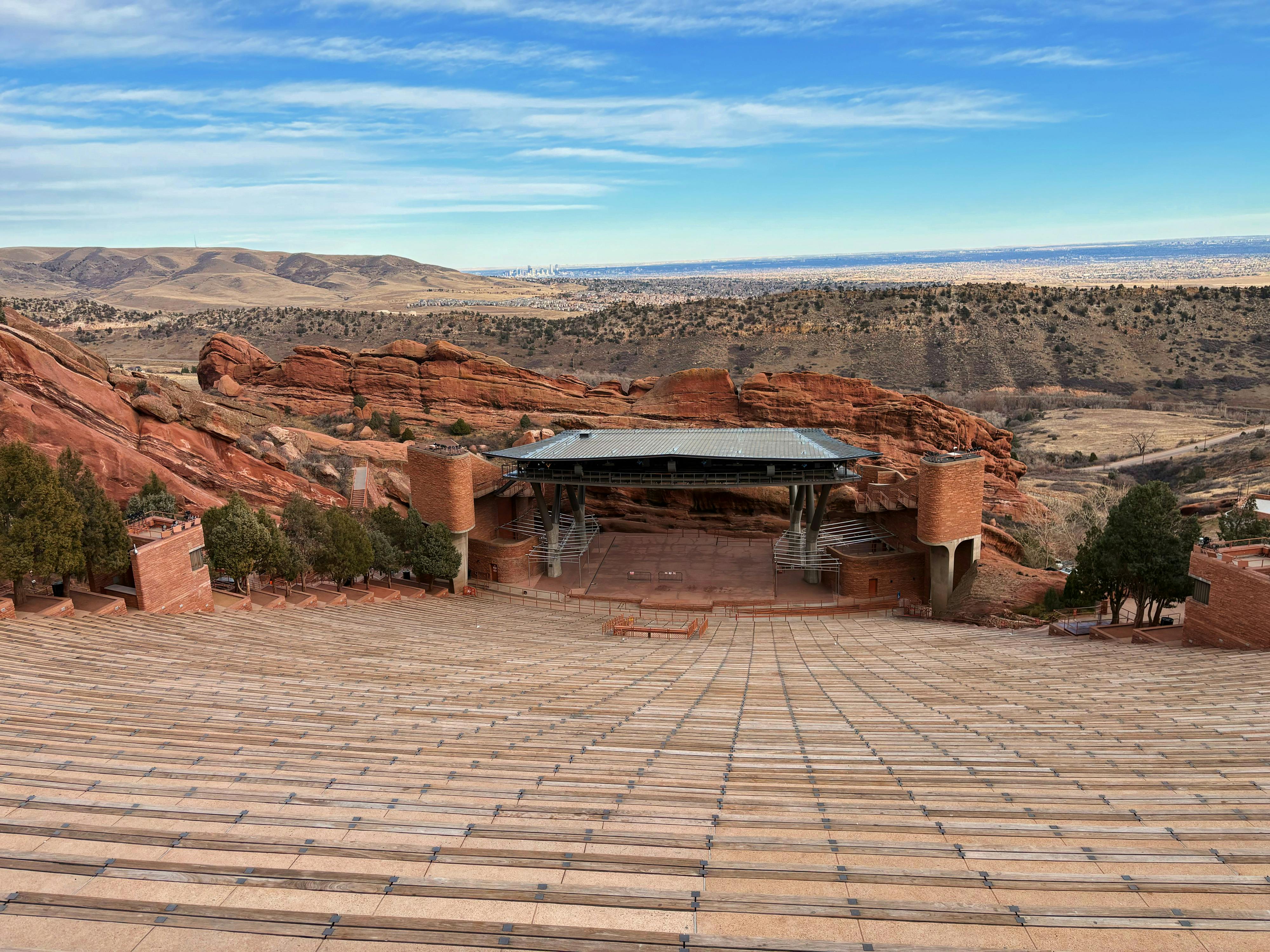 Ücretsiz Berrak gökyüzü ve dağlık arka plan eşliğinde, ikonik Kızıl Kayalar Amfitiyatrosu'nun geniş bir görüntüsü. Stok Fotoğraflar