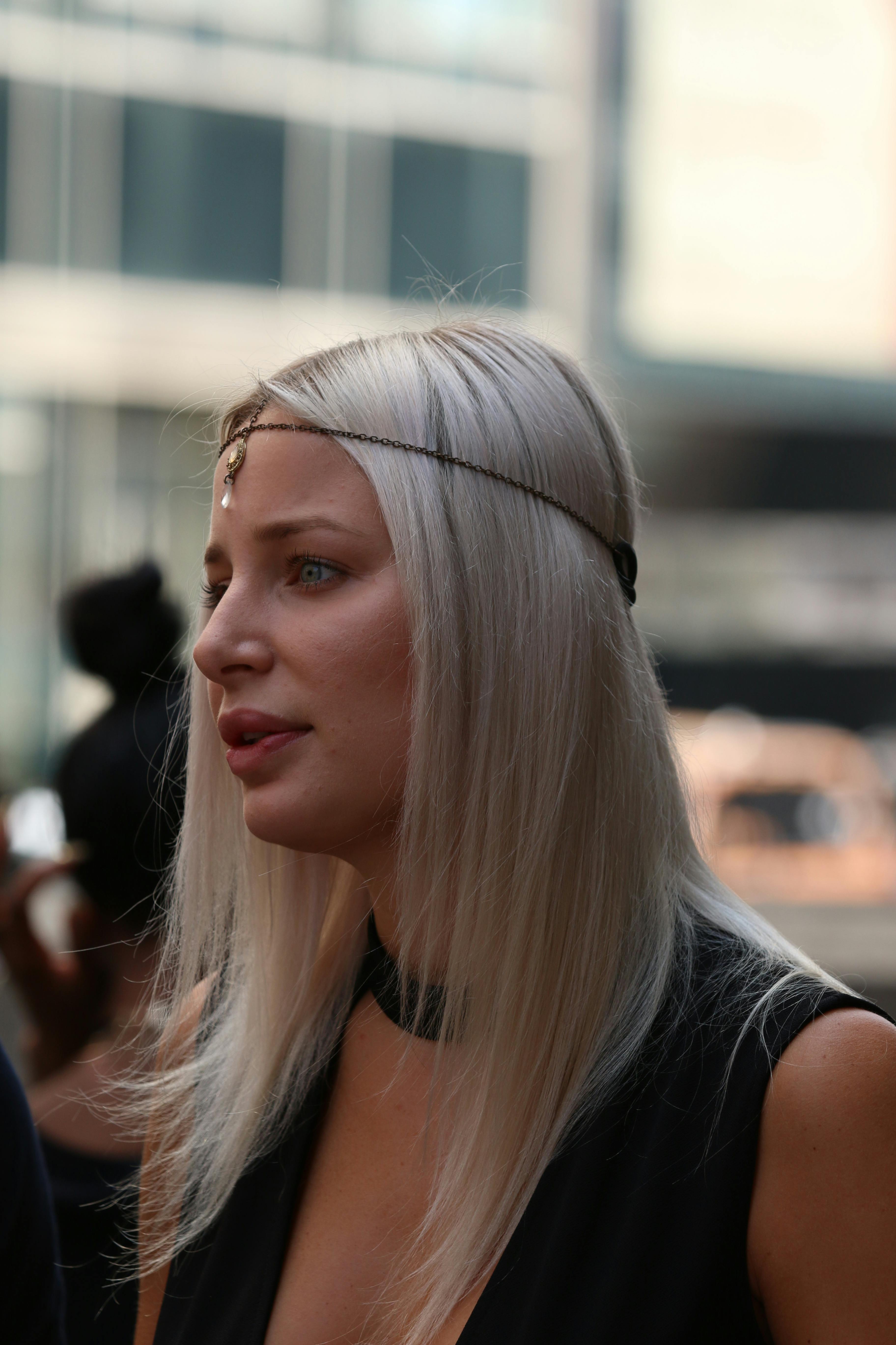 gratis Profiel van een modieuze vrouw met blond haar in een stedelijke omgeving, New York City. Stockfoto