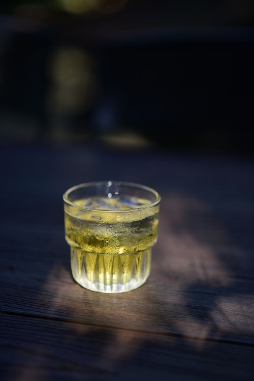 Free A cool, refreshing drink served in a glass with ice, capturing a sunlit moment outdoors. Stock Photo