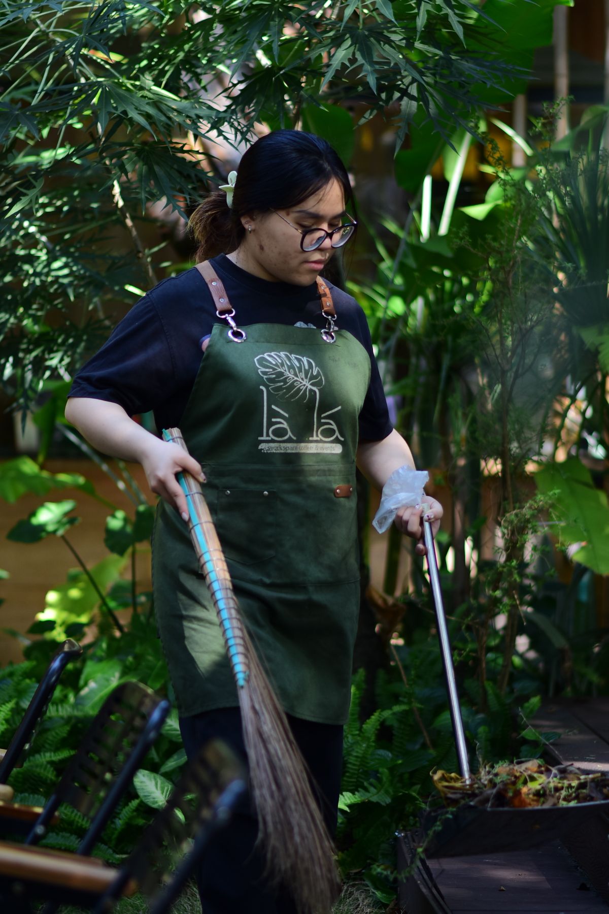 Jardinier réalisant l'entretien d'un jardin