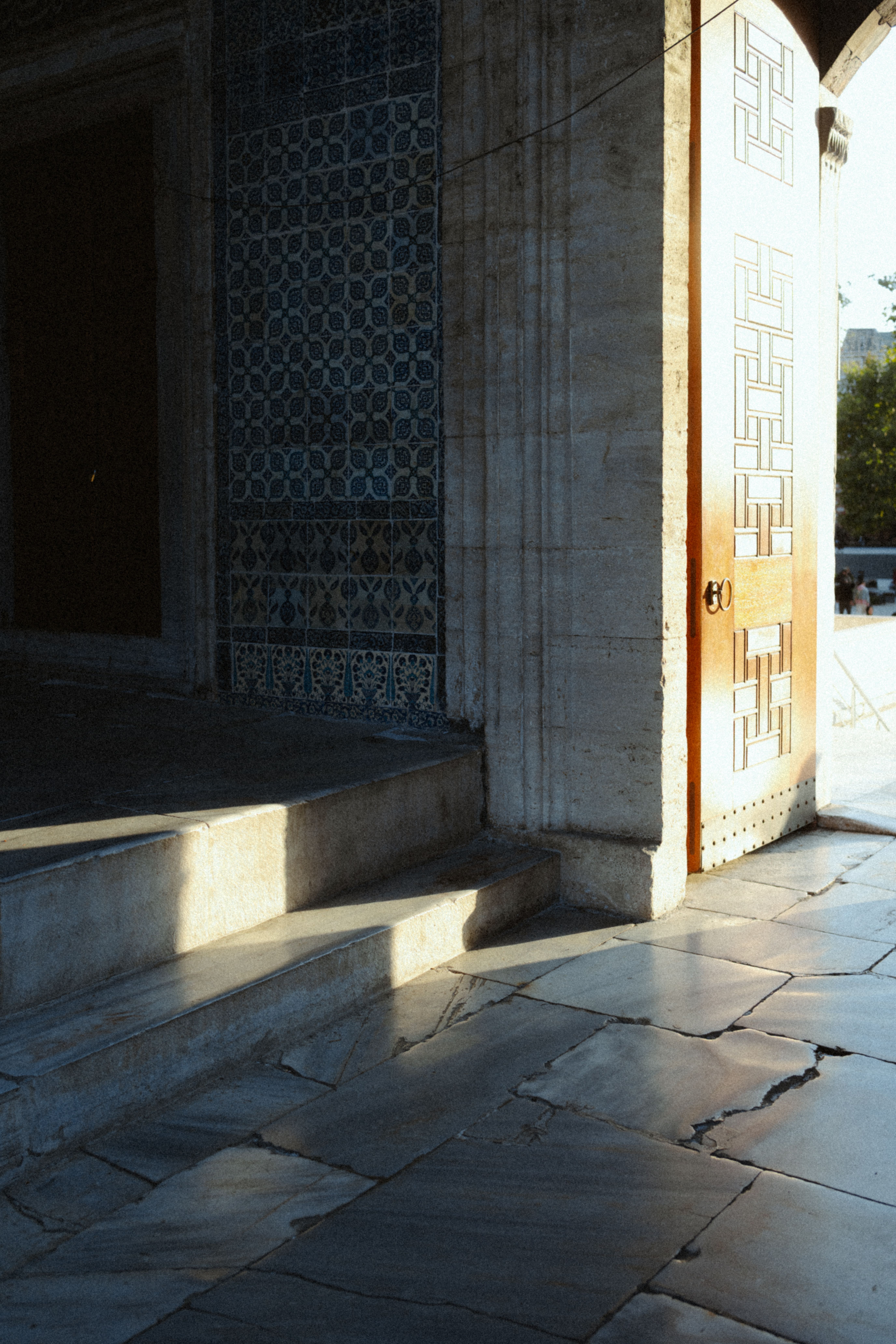 Sunlit Marble Steps of Historic Mosque in Istanbul · Free Stock Photo